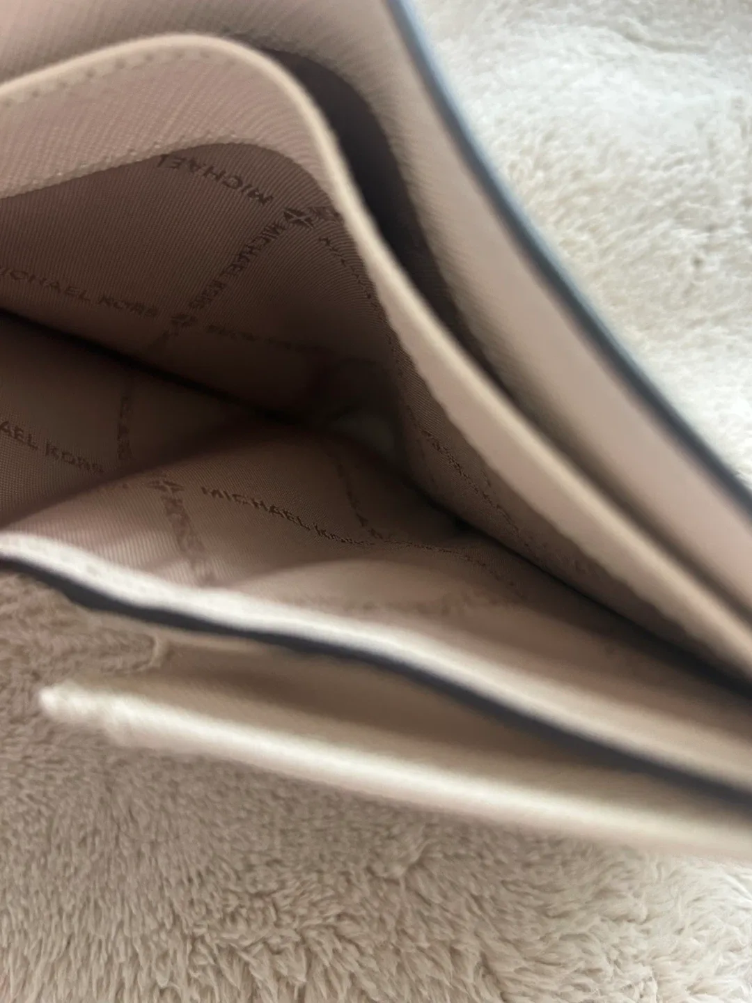 Michael Kors Wallet - Lt Cream image indicator(6)