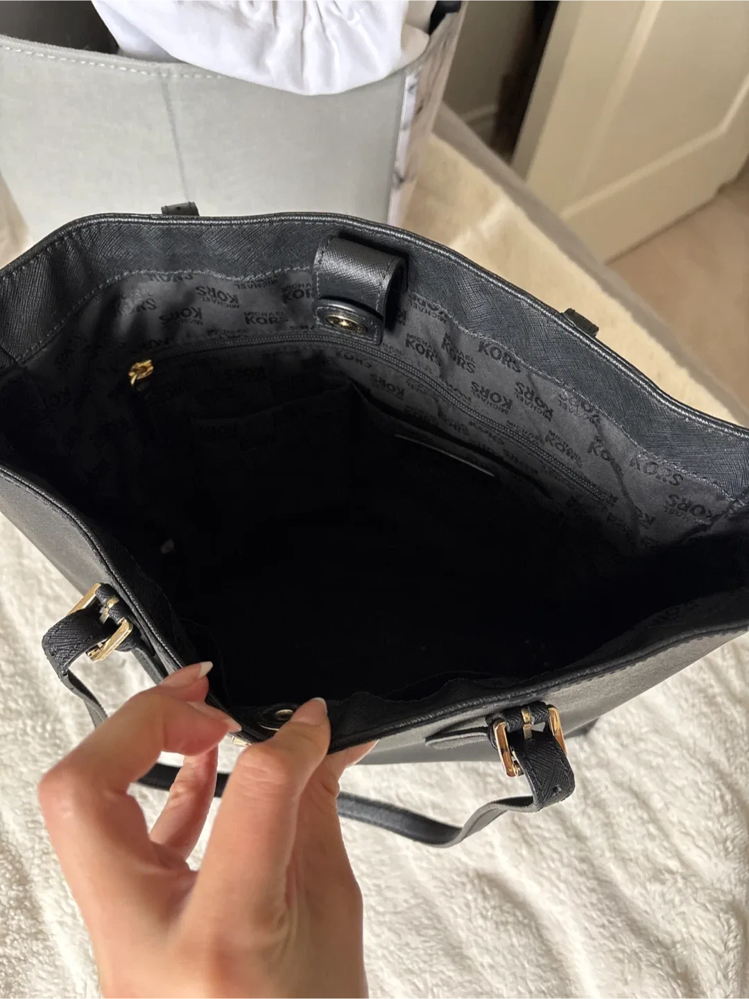 Michael Kors Black Tote Bag image indicator(5)