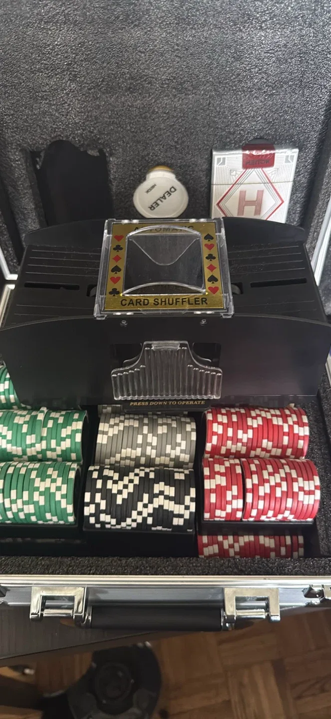 Heitok Poker Set with Chips, Cards, Dice & Shuffler image indicator(2)