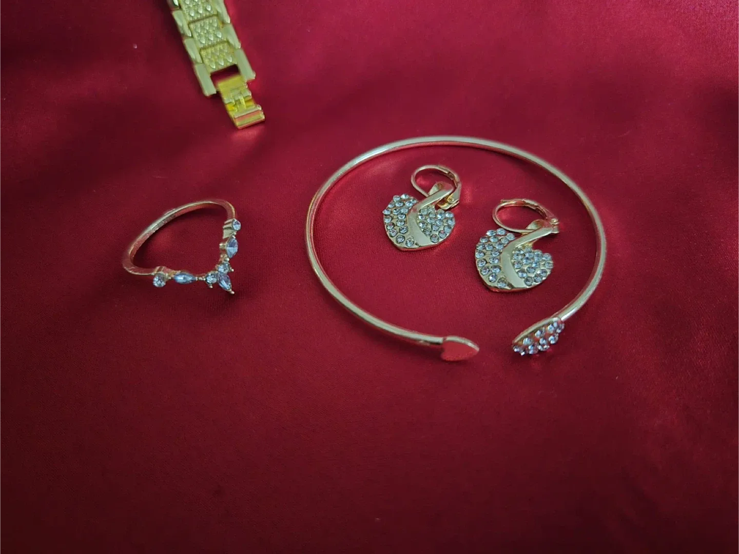 Gold-tone Jewelry Set image indicator(3)