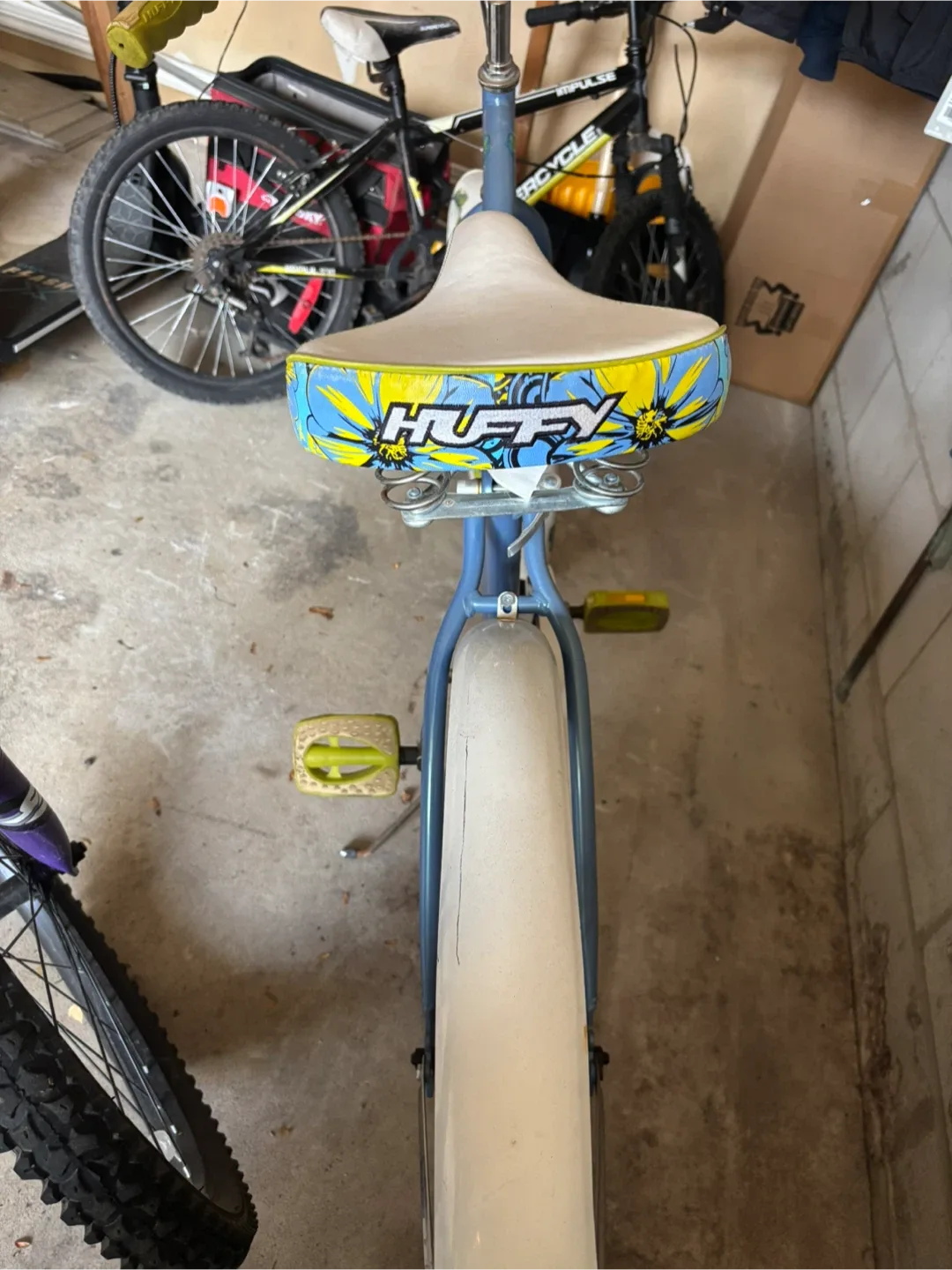 Huffy Cruiser Bike - Light Blue & Yellow image indicator(2)