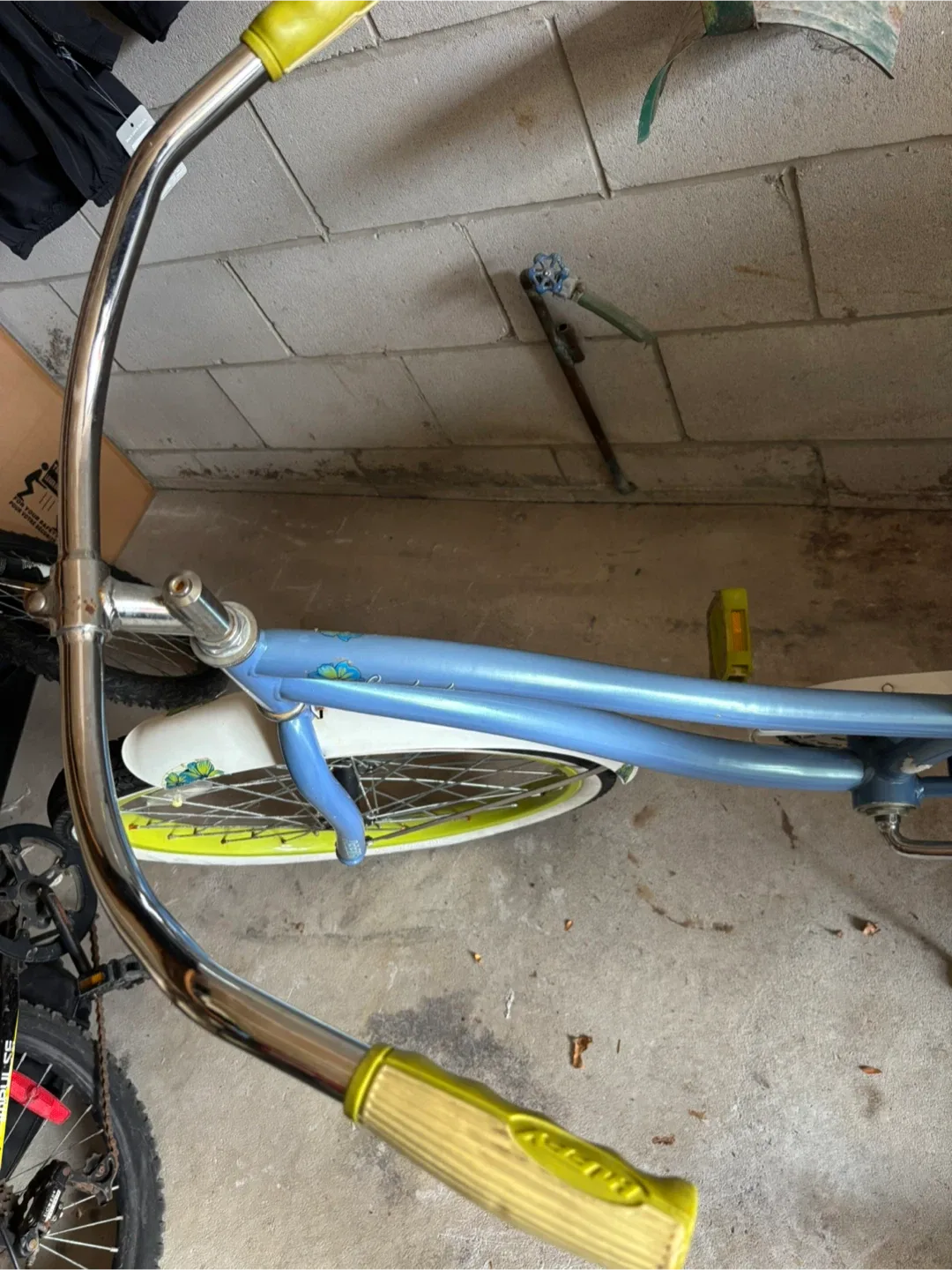 Huffy Cruiser Bike - Light Blue & Yellow image indicator(5)