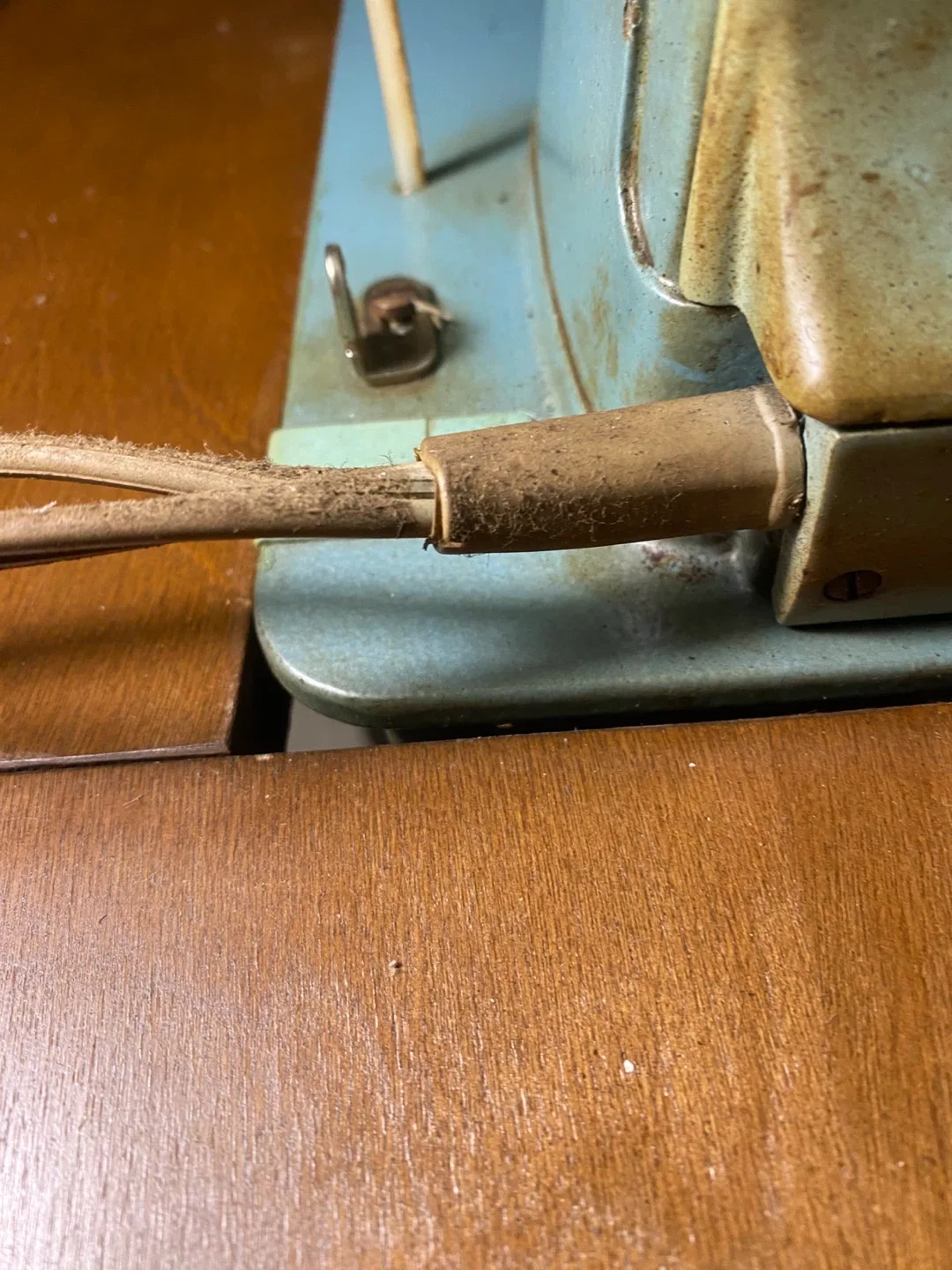 Vintage Singer Sewing Machine image indicator(7)