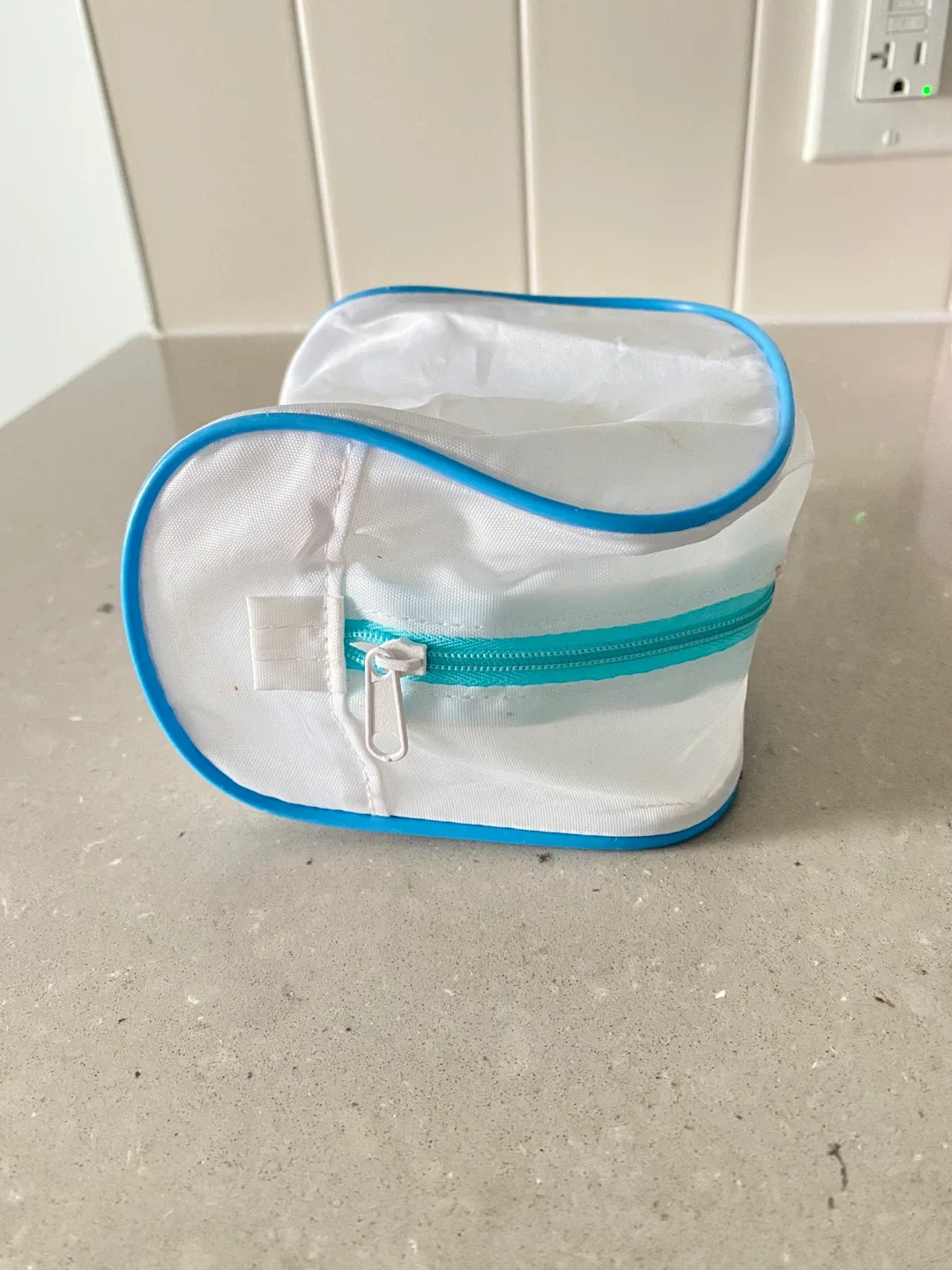 White Light LED Bulb, Multi Outlet Adaptor & Bag image indicator(4)