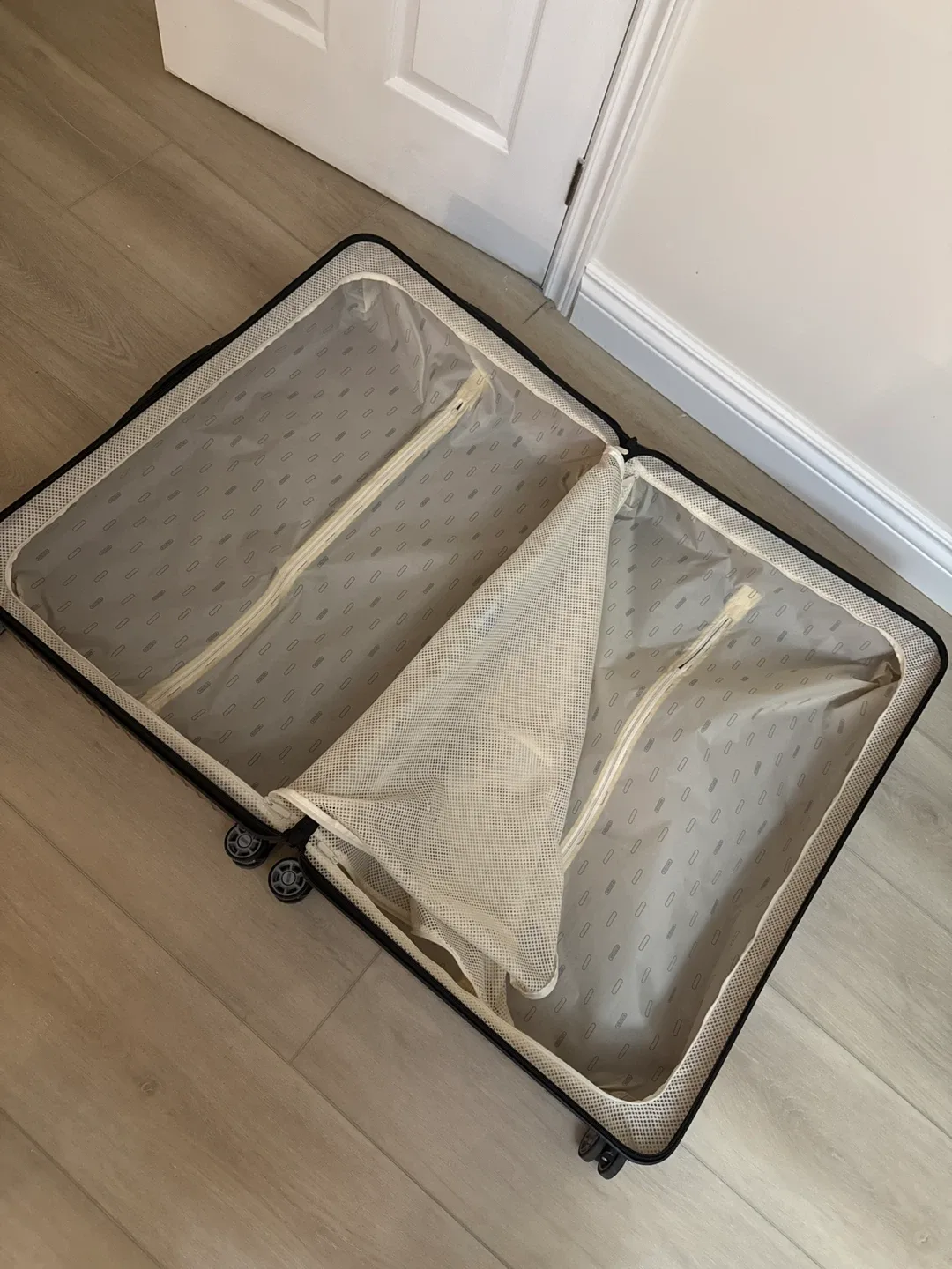 Rimowa Purple Luggage image indicator(2)