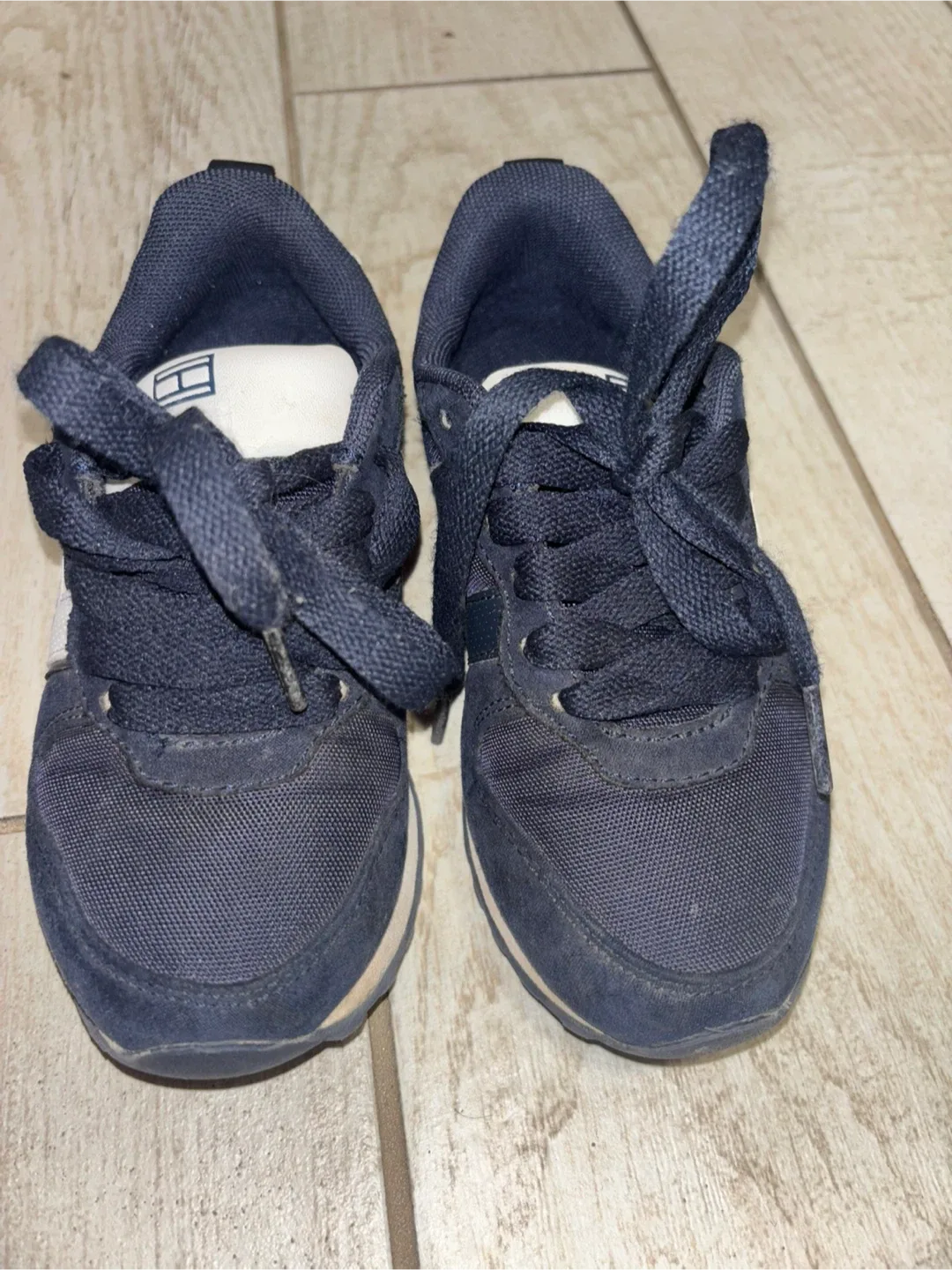 Tommy Hilfiger Sneakers - Size 11.5 (Kids) image indicator(2)
