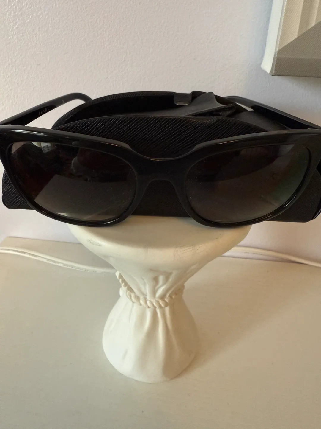 Prada Black Sunglasses with Case( BP22764536)