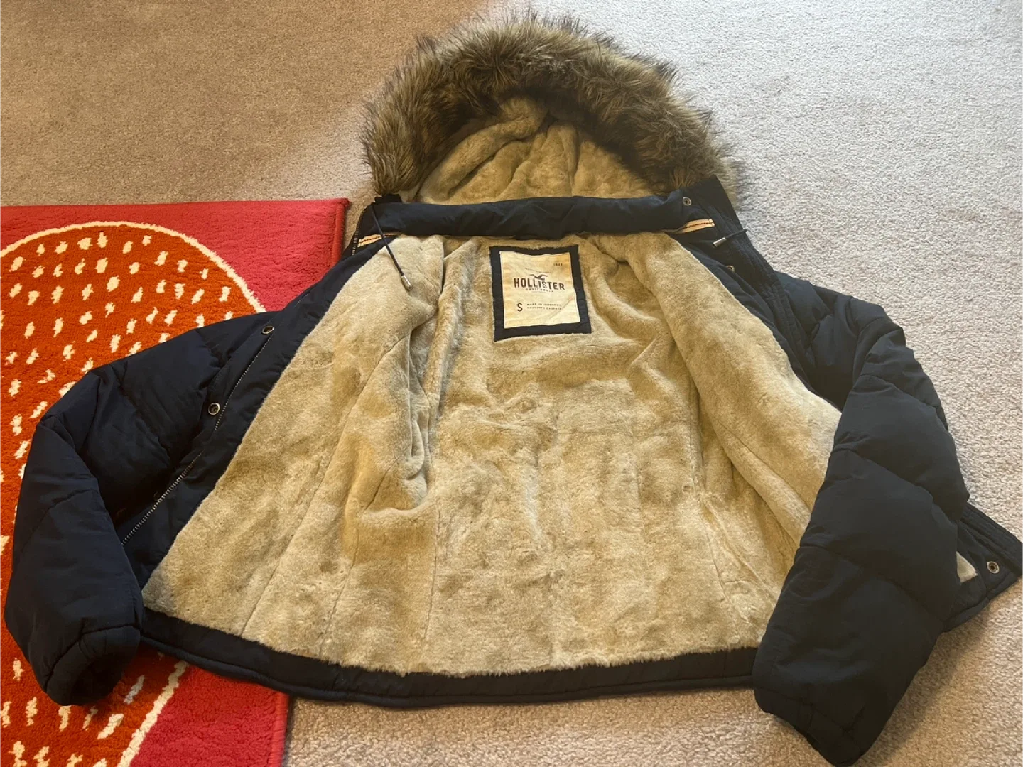 Hollister Puffer Jacket - Size S image indicator(4)