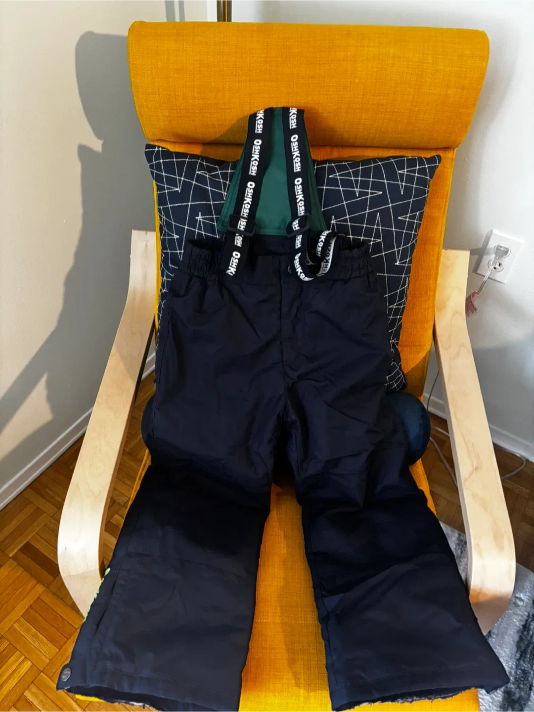 OshKosh B'gosh Snow Pants - Size 8 (black Friday ) image indicator(3)