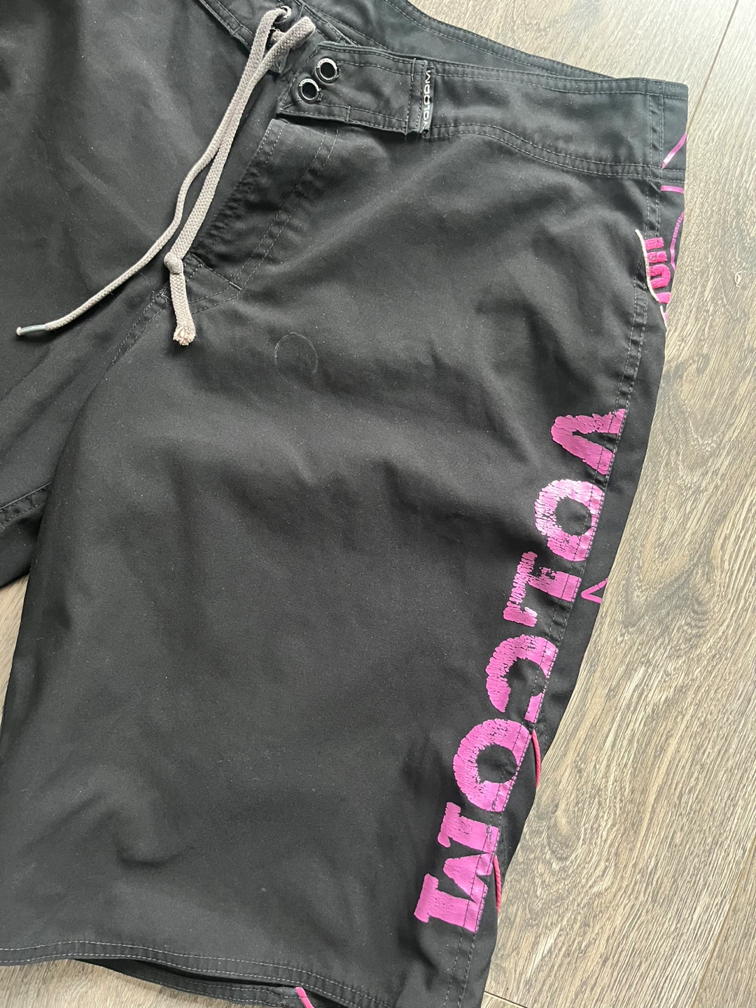 Men’s L Volcom Black Board Shorts/ Swim Trunks - photo 2