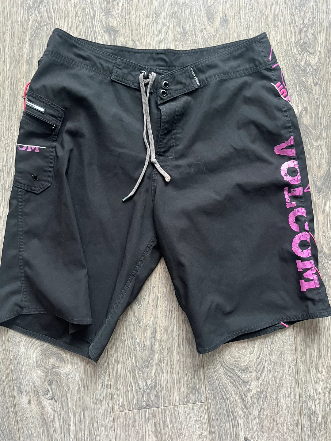 Men’s L Volcom Black Board Shorts/ Swim Trunks