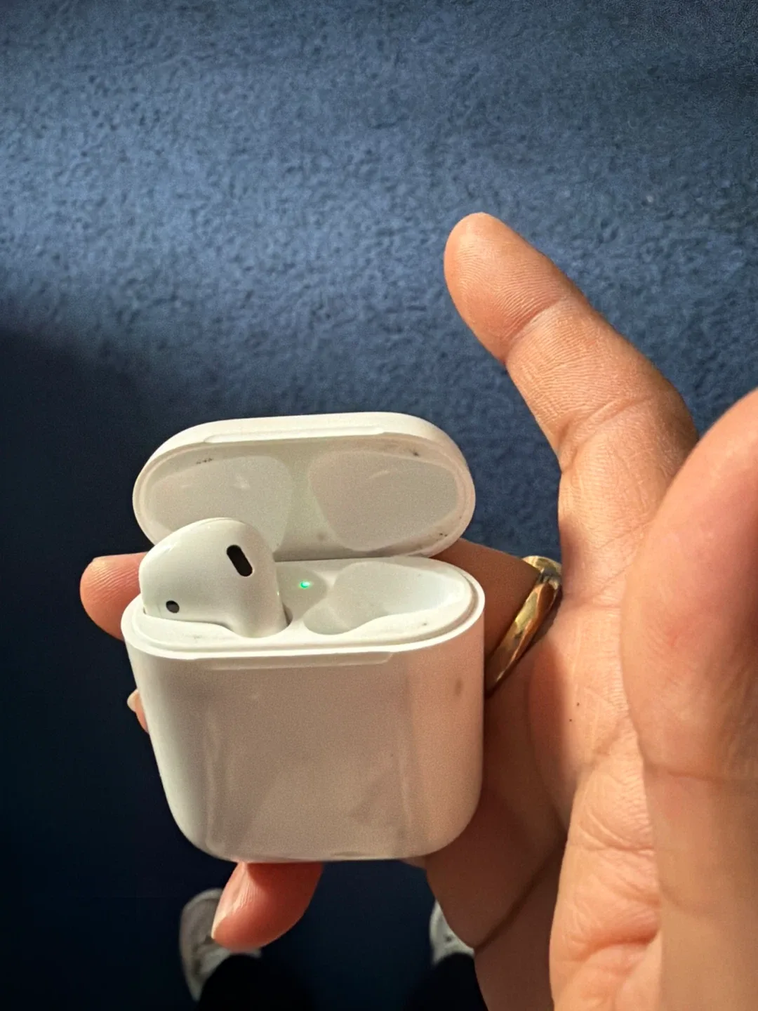 Apple AirPods 2nd Generation image indicator(3)