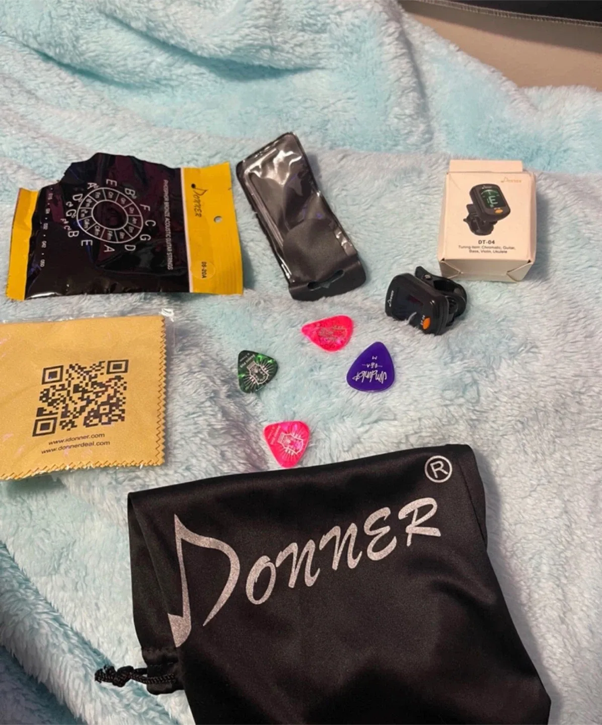 Donner Acoustic Guitar with Accessories image indicator(5)