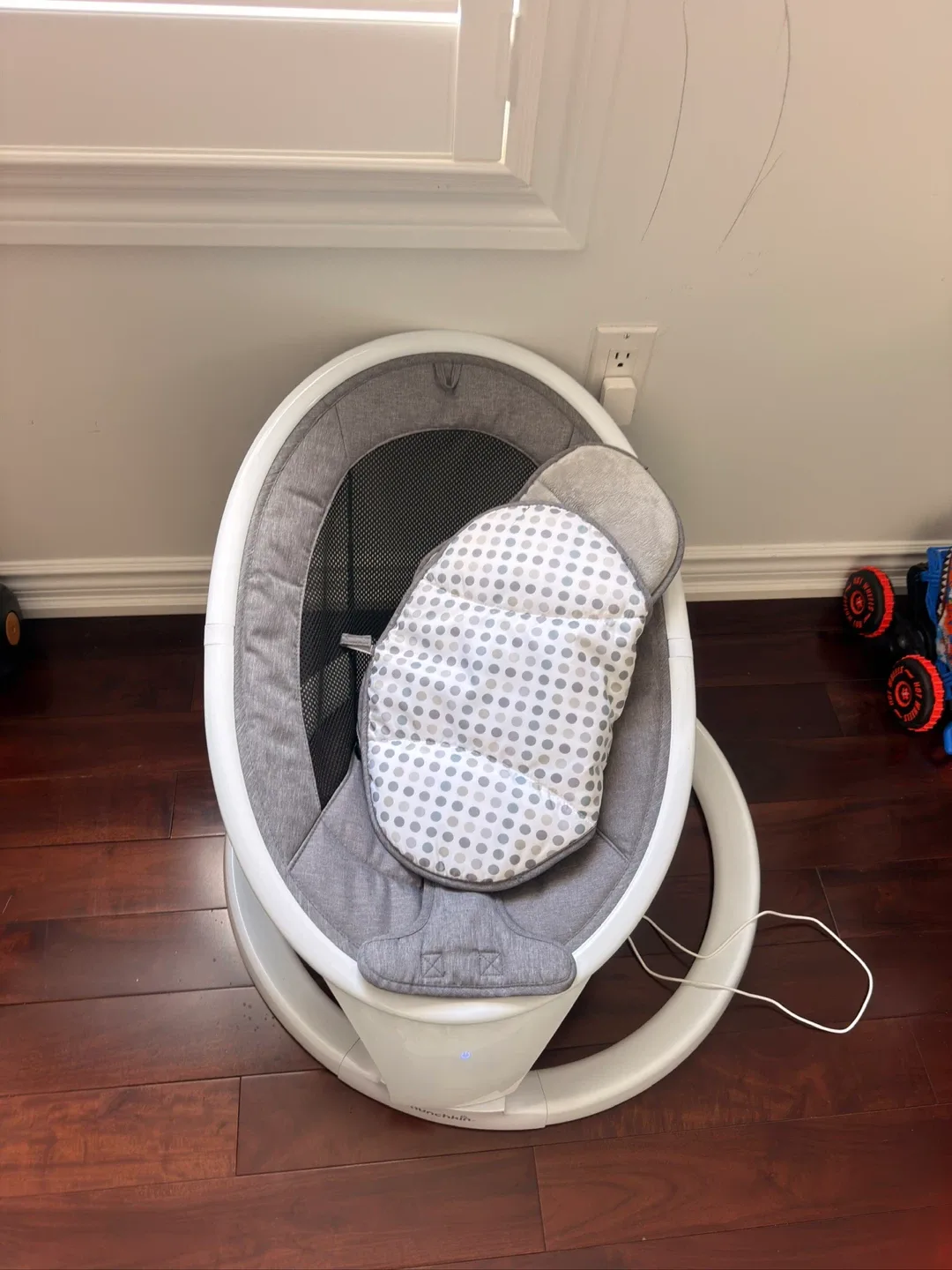 Munchkin Bluetooth Enabled Baby Swing image indicator(2)