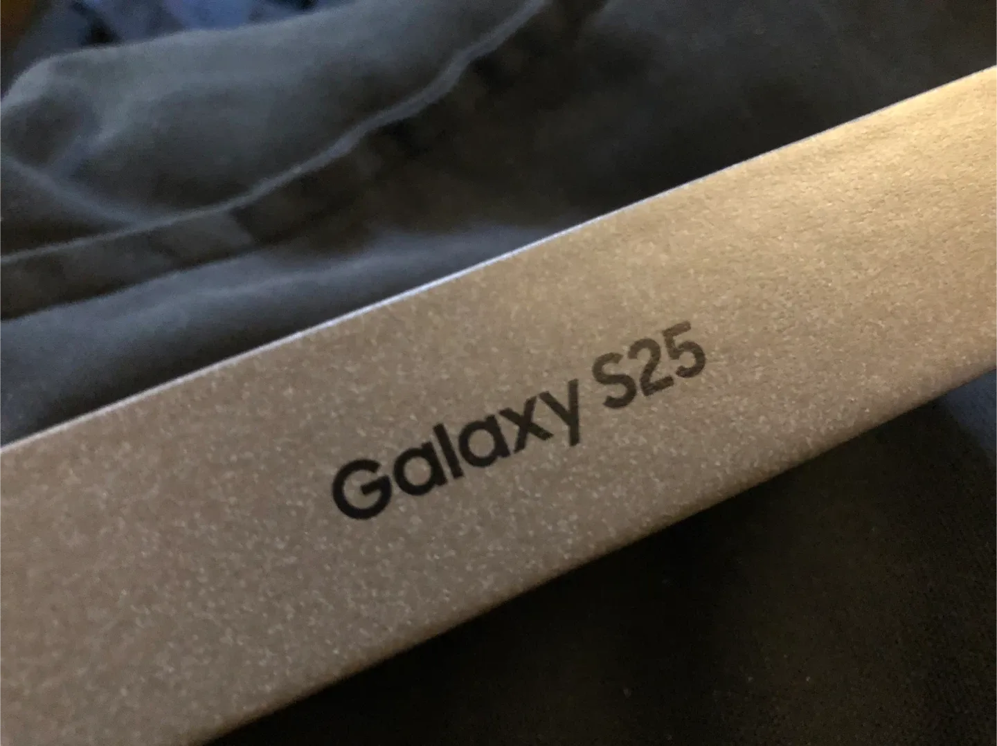 SEALED IN BOX genuine Samsung Galaxy S25 - Blueblack, 256GB! image indicator(3)