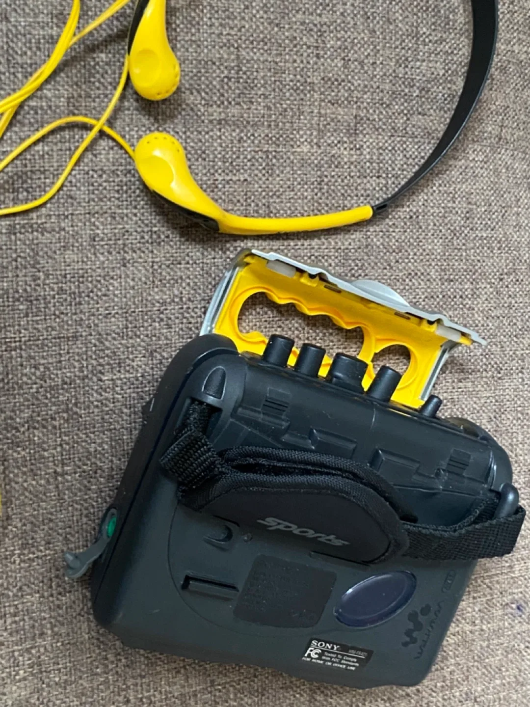 Sony Sports Walkman AM/FM Radio Cassette Player image indicator(5)