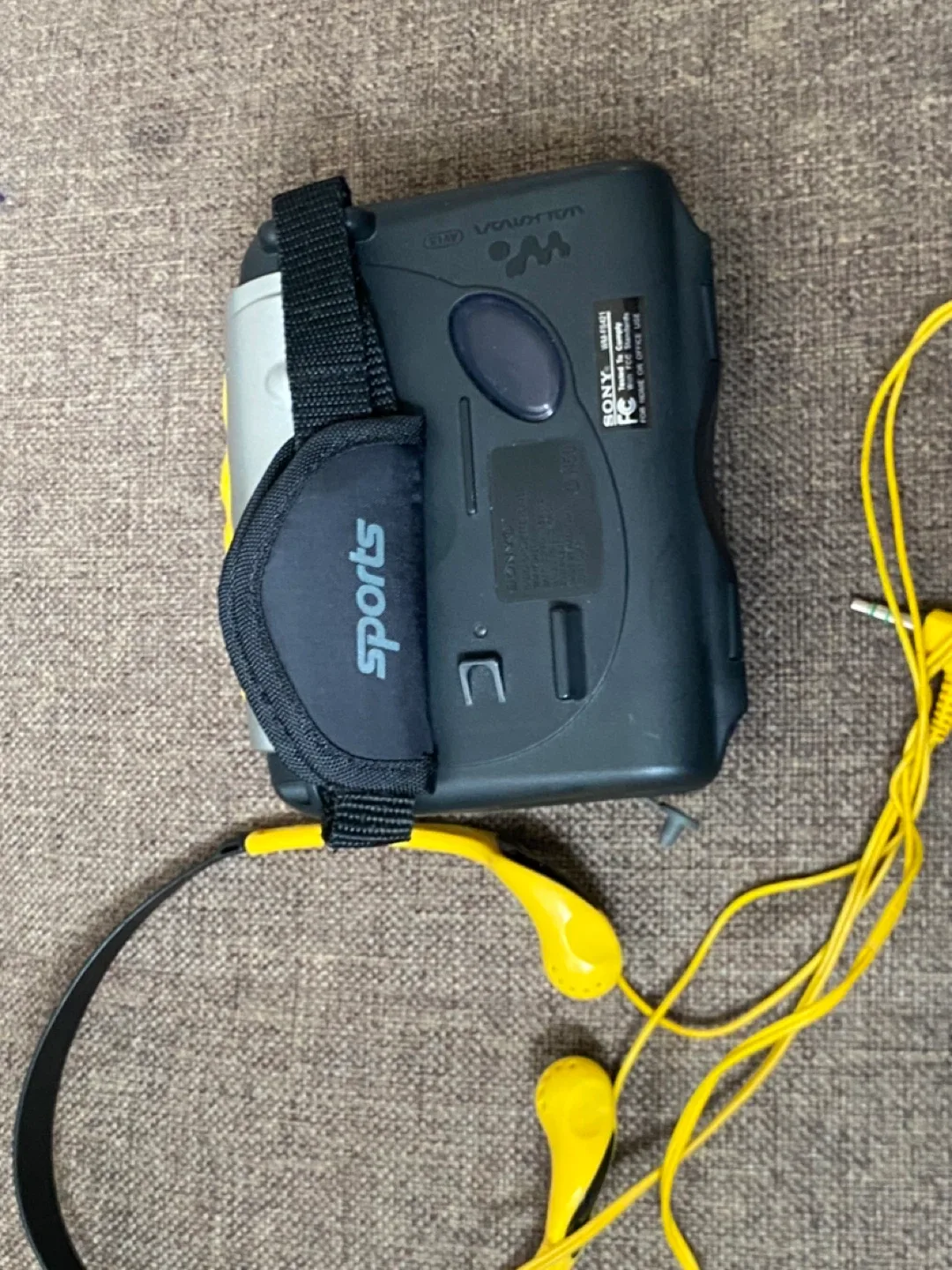 Sony Sports Walkman AM/FM Radio Cassette Player image indicator(3)