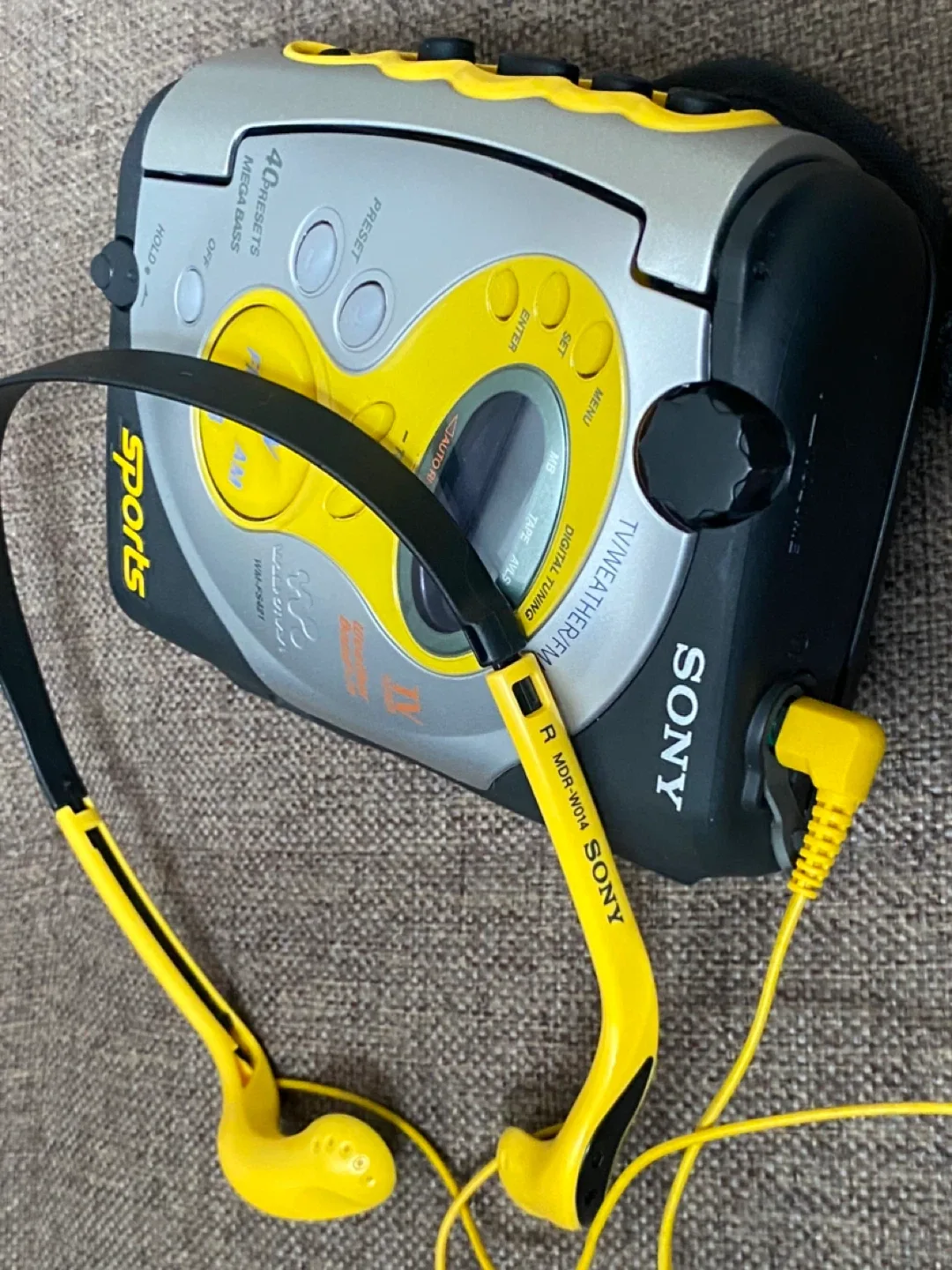 Sony Sports Walkman AM/FM Radio Cassette Player image indicator(7)