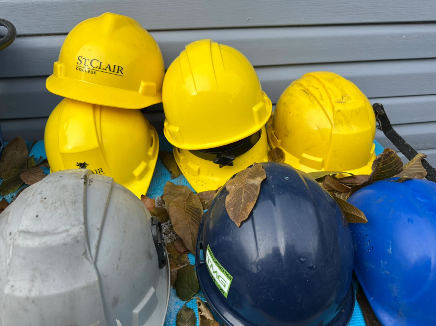 Assorted Hard Hats - all for 20$