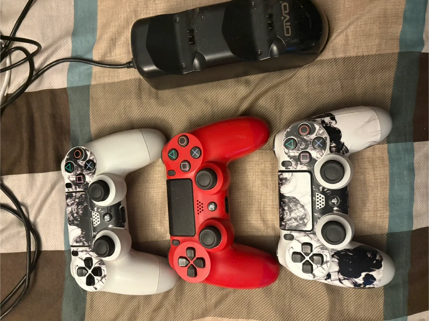 PS4 500gb ,Games, Console and Controllers Bundle image indicator(2)