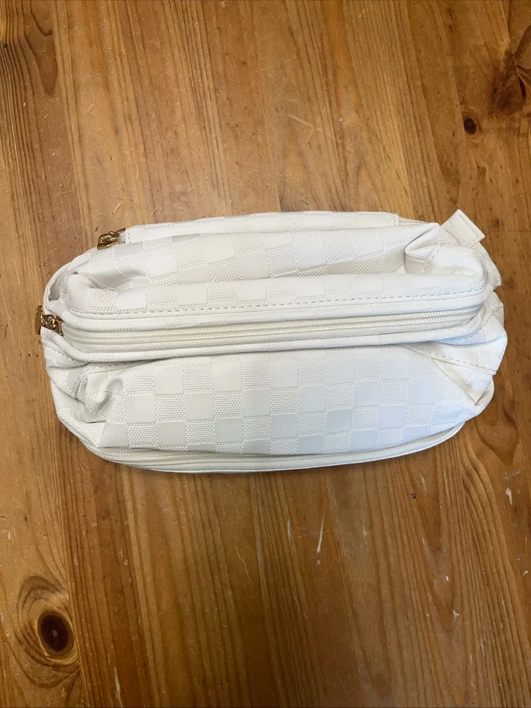 White Checkered Pattern Cosmetic Bag image indicator(4)