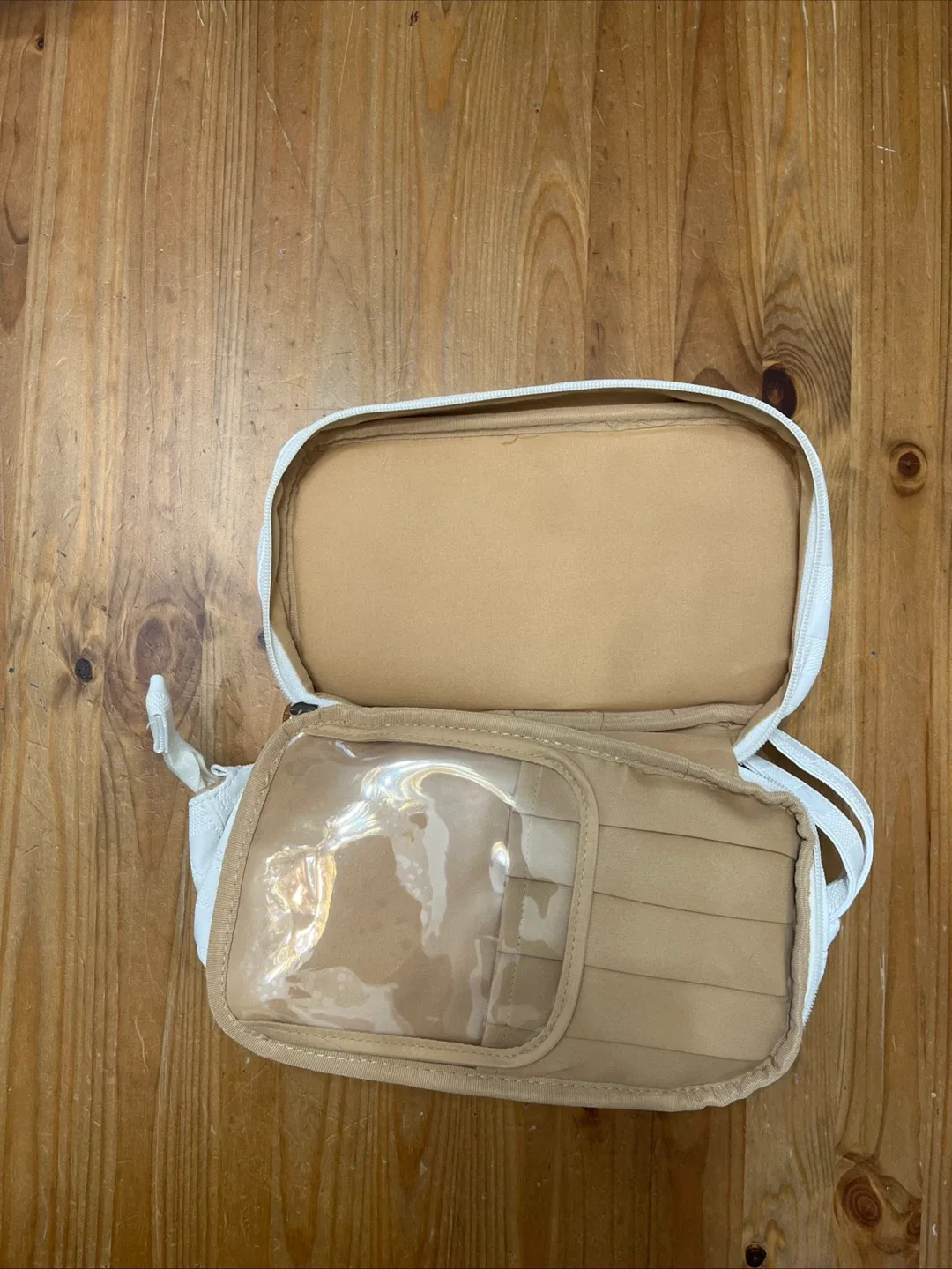 White Checkered Pattern Cosmetic Bag image indicator(3)