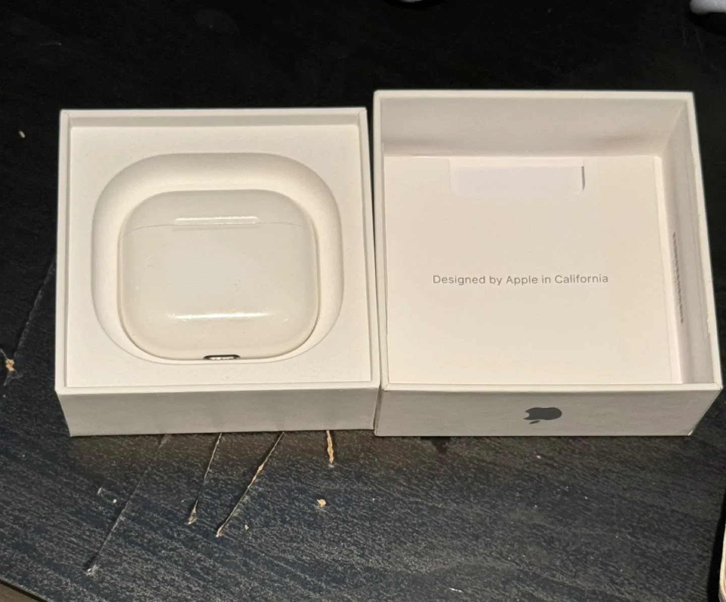 Apple AirPods 4 with Charging Case image indicator(2)