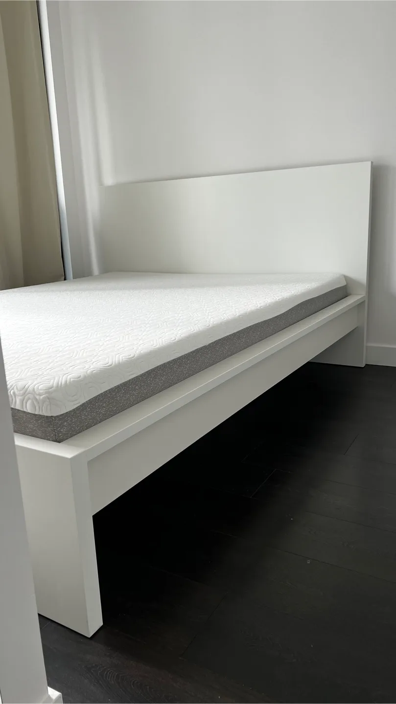 Bloom Mattress - Like New! image indicator(2)