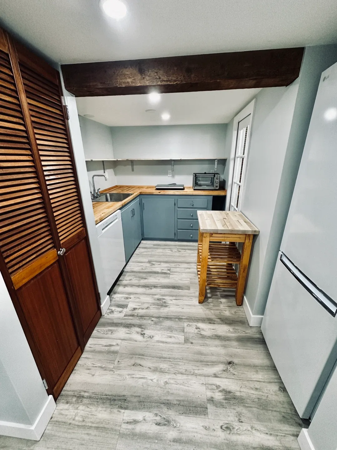 For Rent - Lakefront Self Contained 1 Bedroom Unit… image indicator(2)