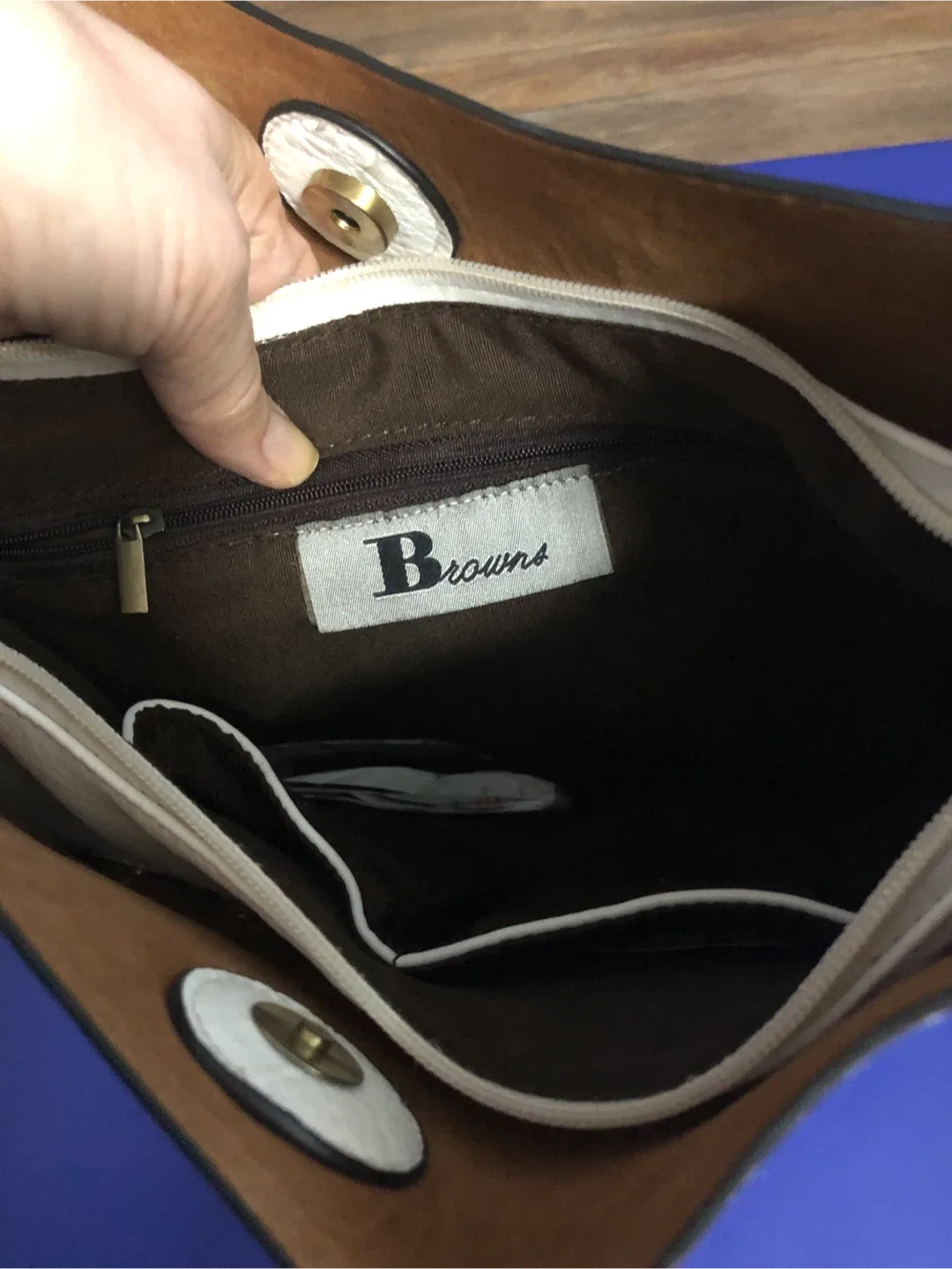 White leather leather bags/ purses image indicator(5)