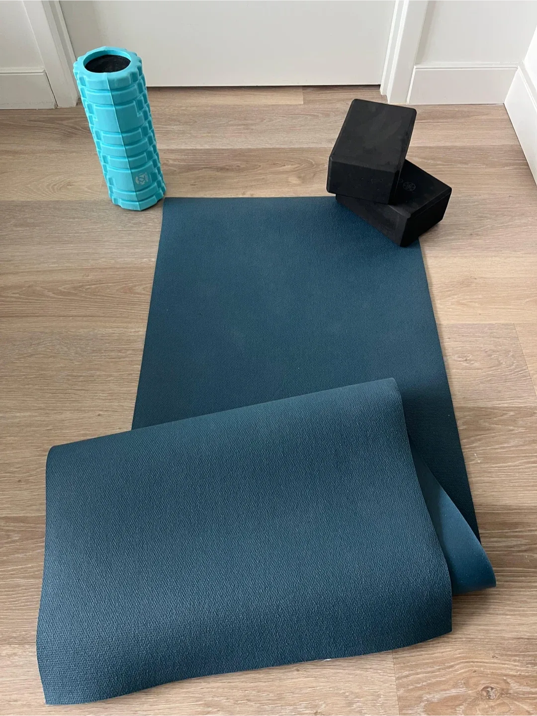 Home Yoga Kit - Mat, Blocks & Foam Roller image indicator(2)