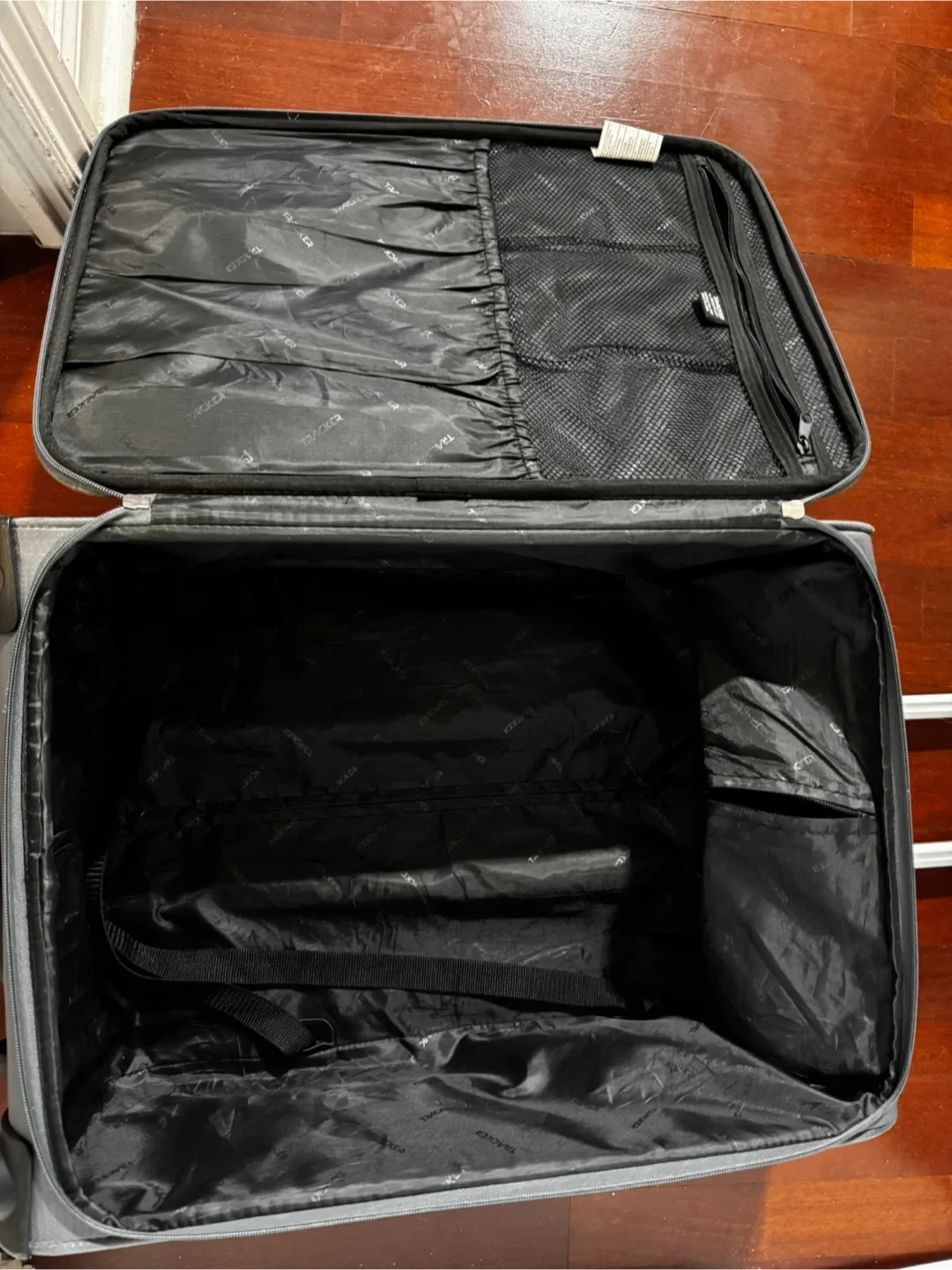 Tracker Carry-On Luggage image indicator(2)