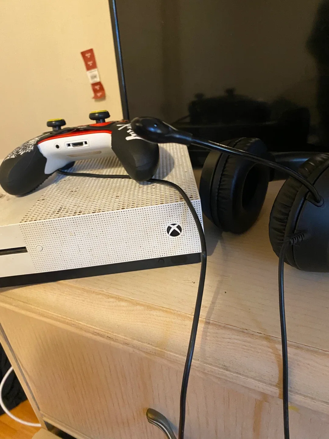 Xbox One S Console, Controller, Headset image indicator(2)