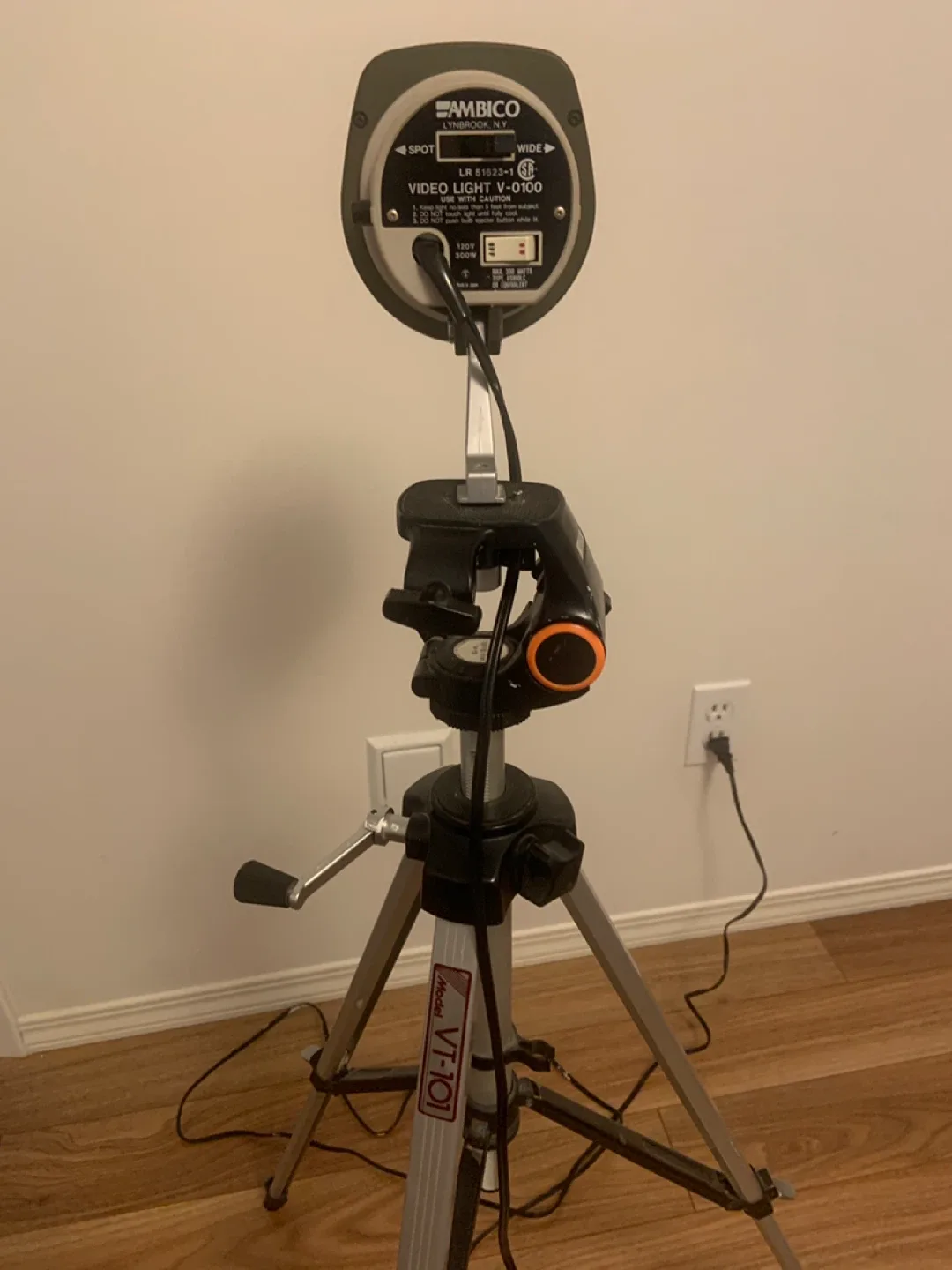 Ambico Video Light V-0100 with Tripod image indicator(2)