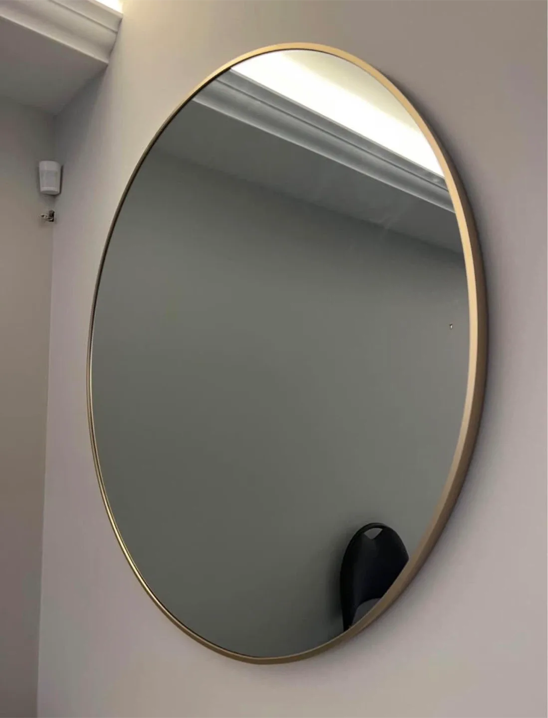 Round Wall Mirror with Gold Frame image indicator(2)