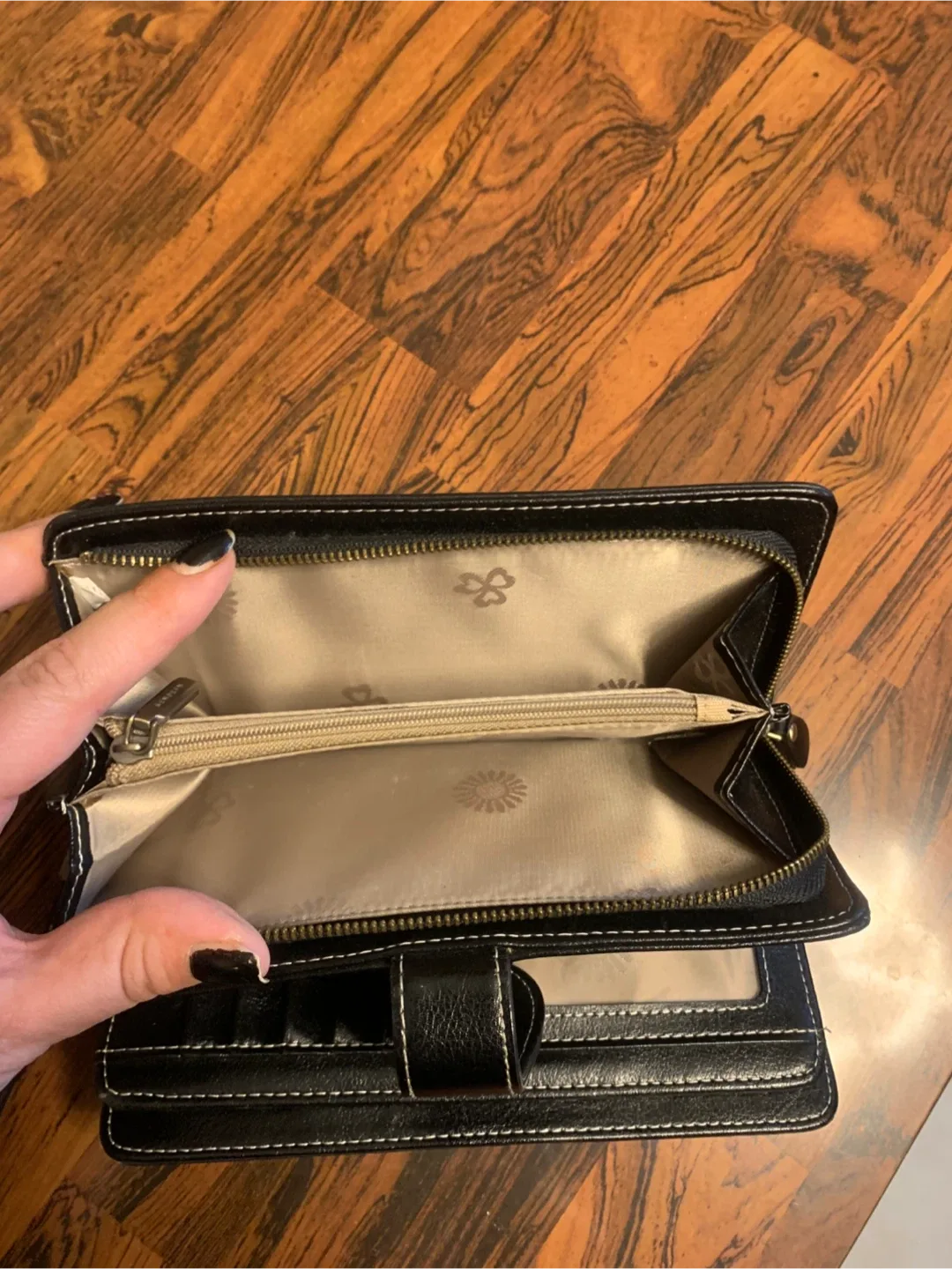 Black Wallet image indicator(3)