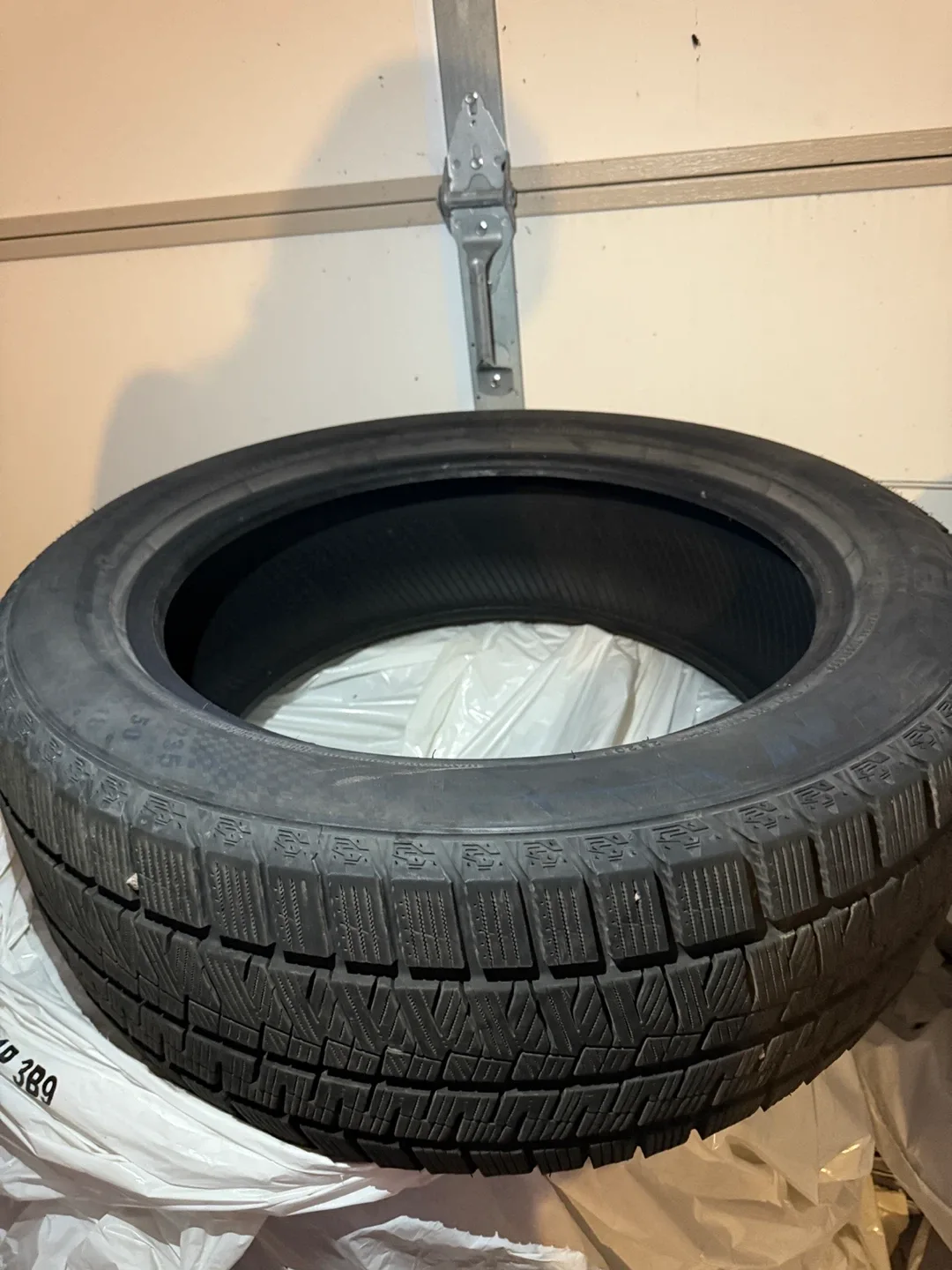 235/50 R18 Winter Tire image indicator(2)