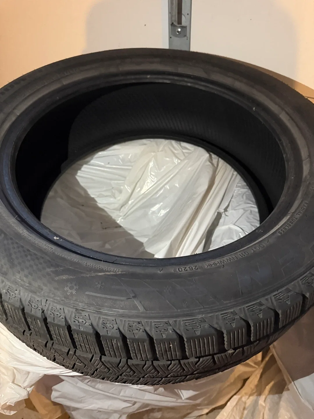 235/50 R18 Winter Tire image indicator(3)