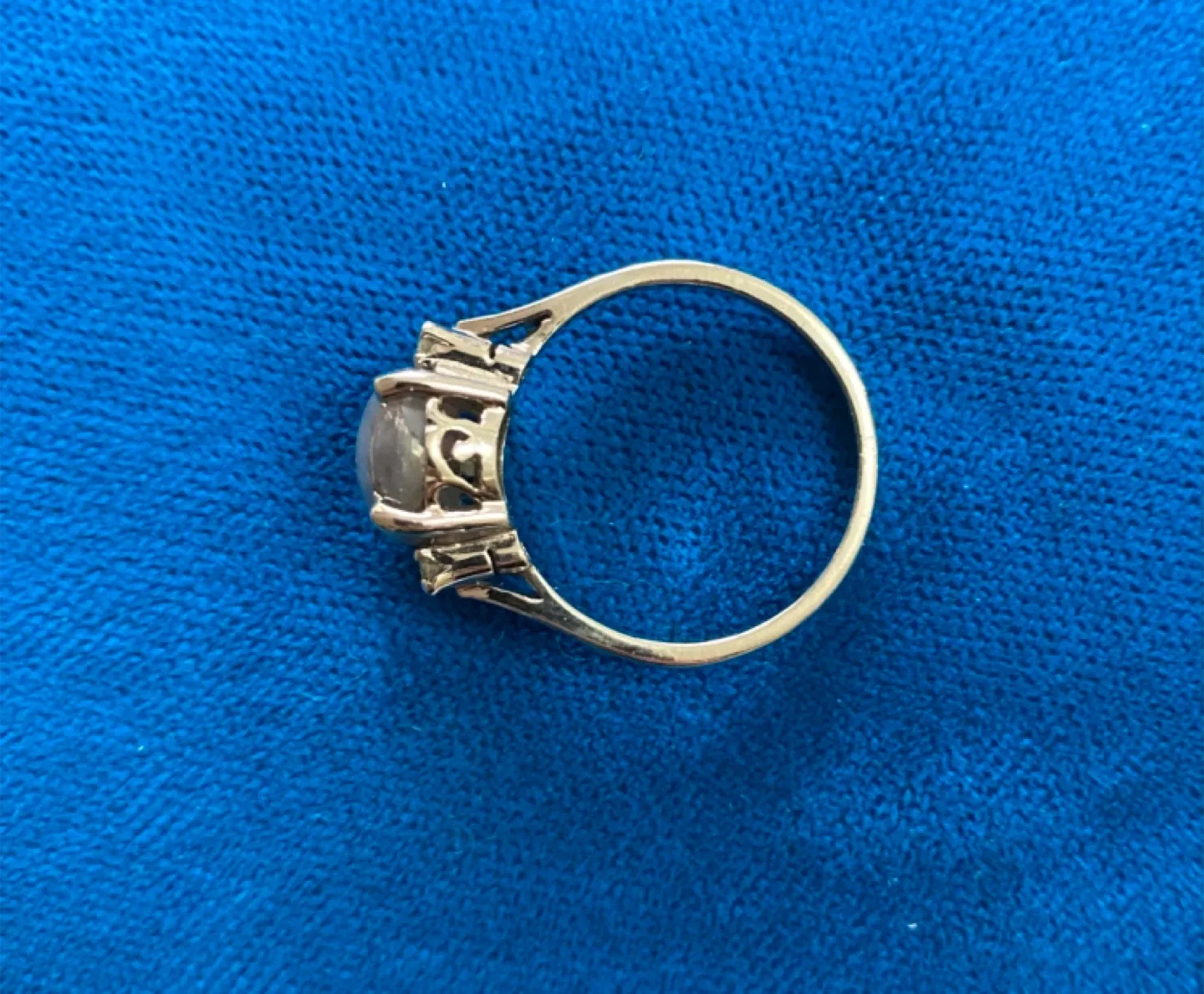 Grey Ruby Ring image indicator(2)