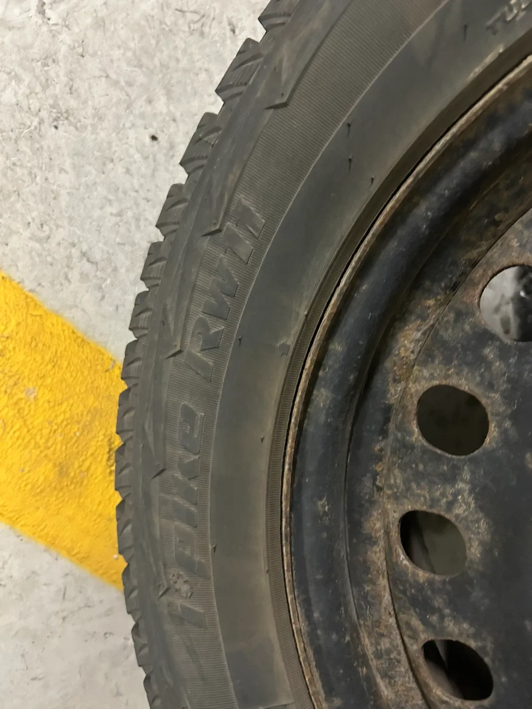 Hankook Winter i*Pike RW11 225/65R17 Tire image indicator(3)