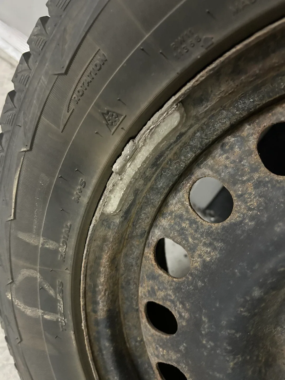 Hankook Winter i*Pike RW11 225/65R17 Tire image indicator(2)