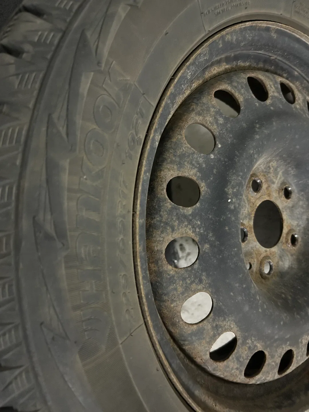 Hankook Winter i*Pike RW11 225/65R17 Tire image indicator(4)