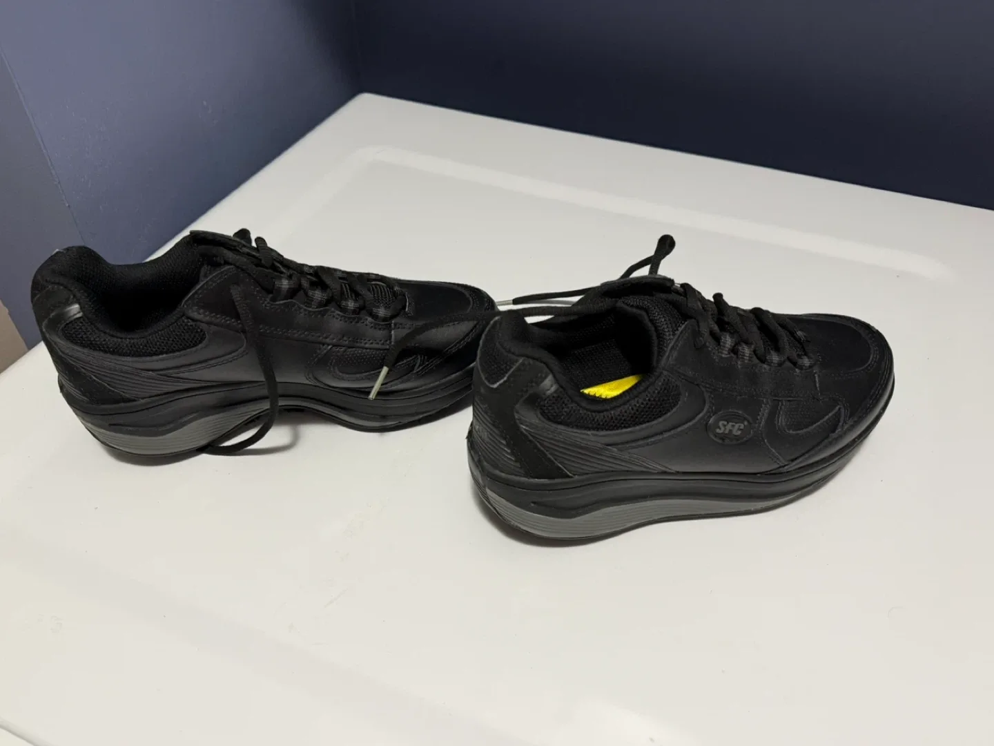 Non-slip Shoes for Crews Black Shoes Size 7.5 image indicator(2)