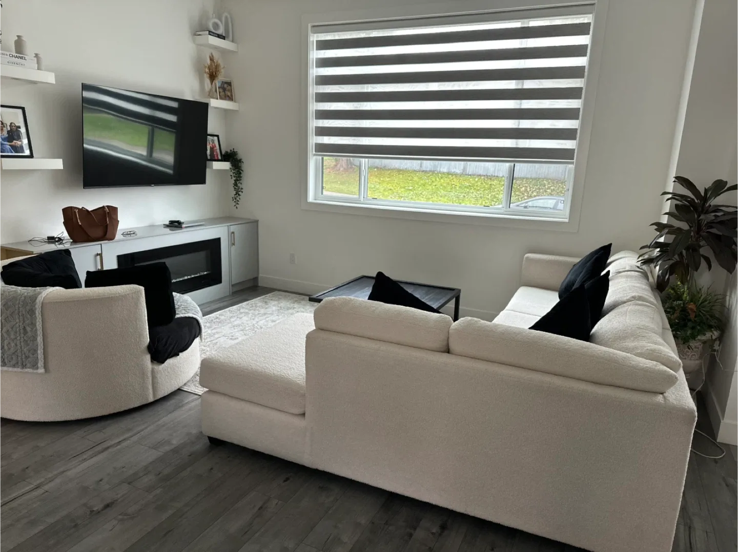 White -coloured Sectional Sofa image indicator(5)