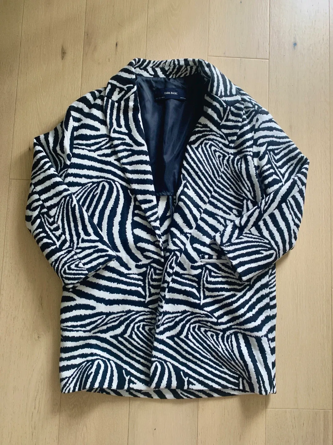 New Zara Basic Zebra Print oversized Blazer - Size S image indicator(3)