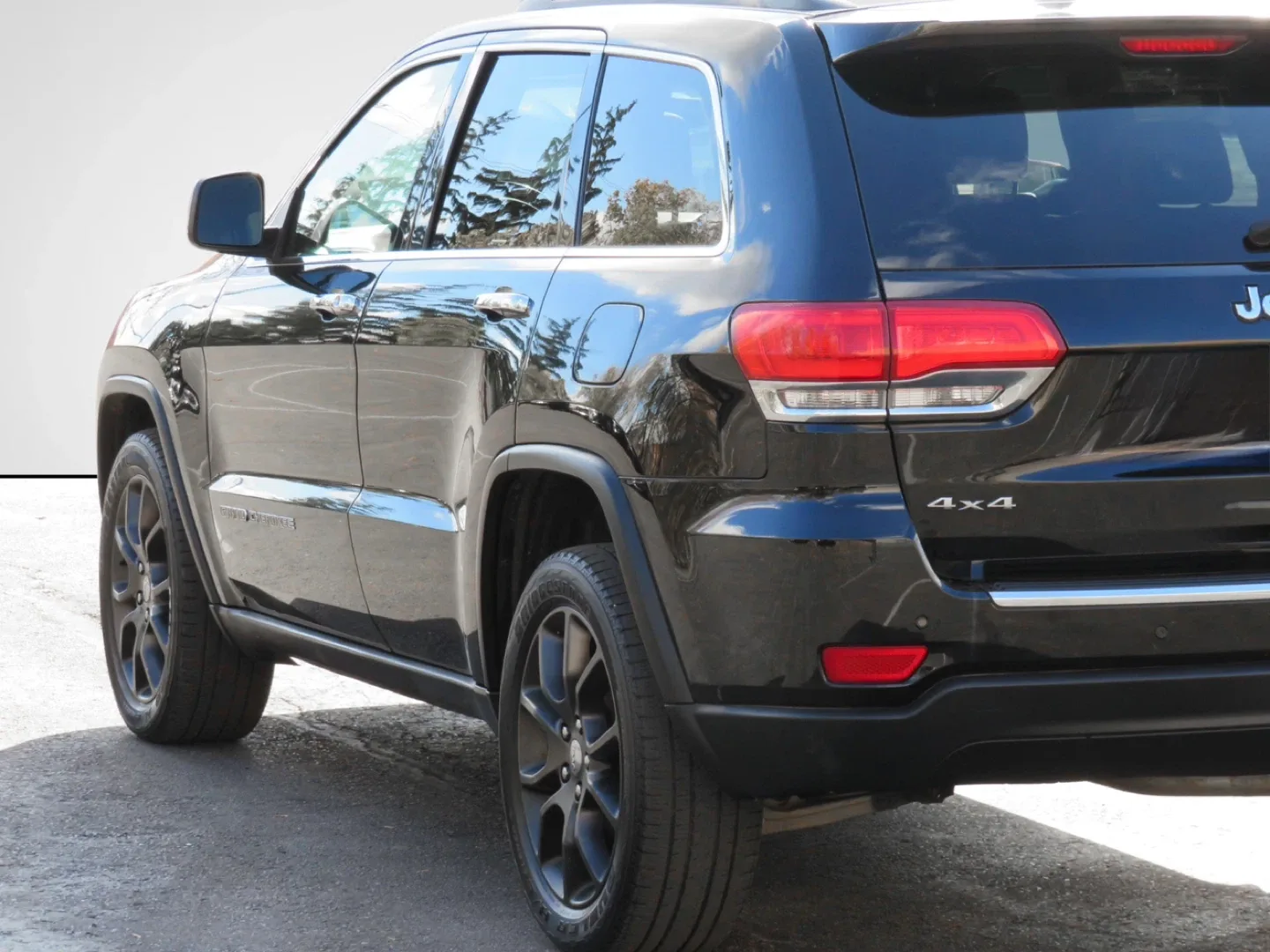 2017 Black Jeep Grand Cherokee Limited 4x4 image indicator(4)