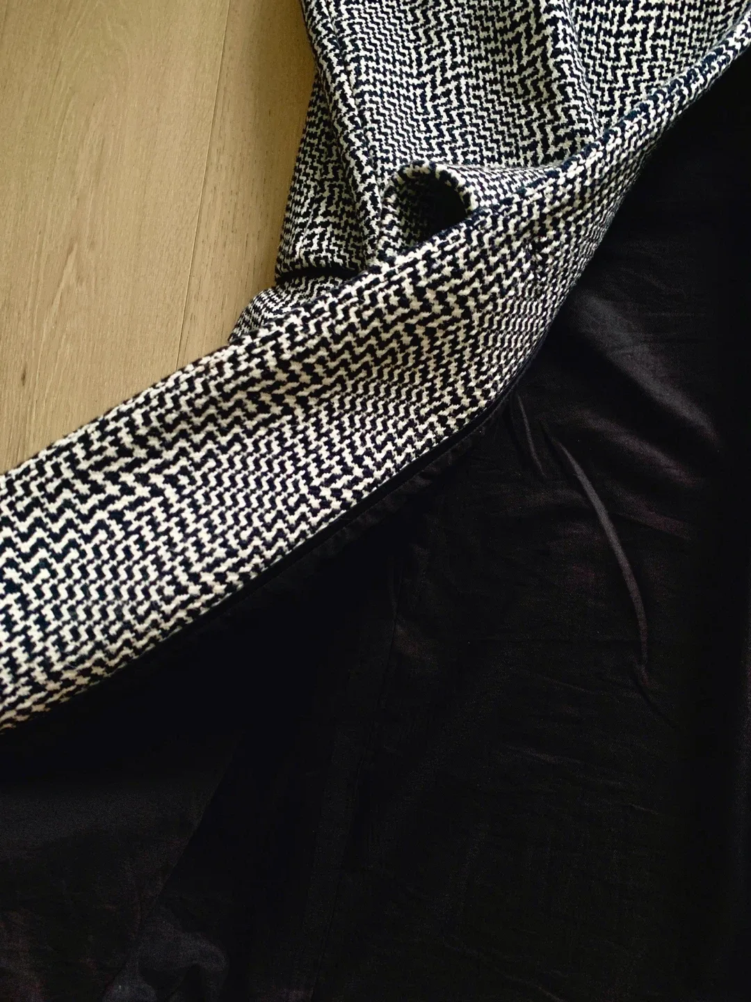 Classic Black & White Herringbone Coat - Size S image indicator(4)