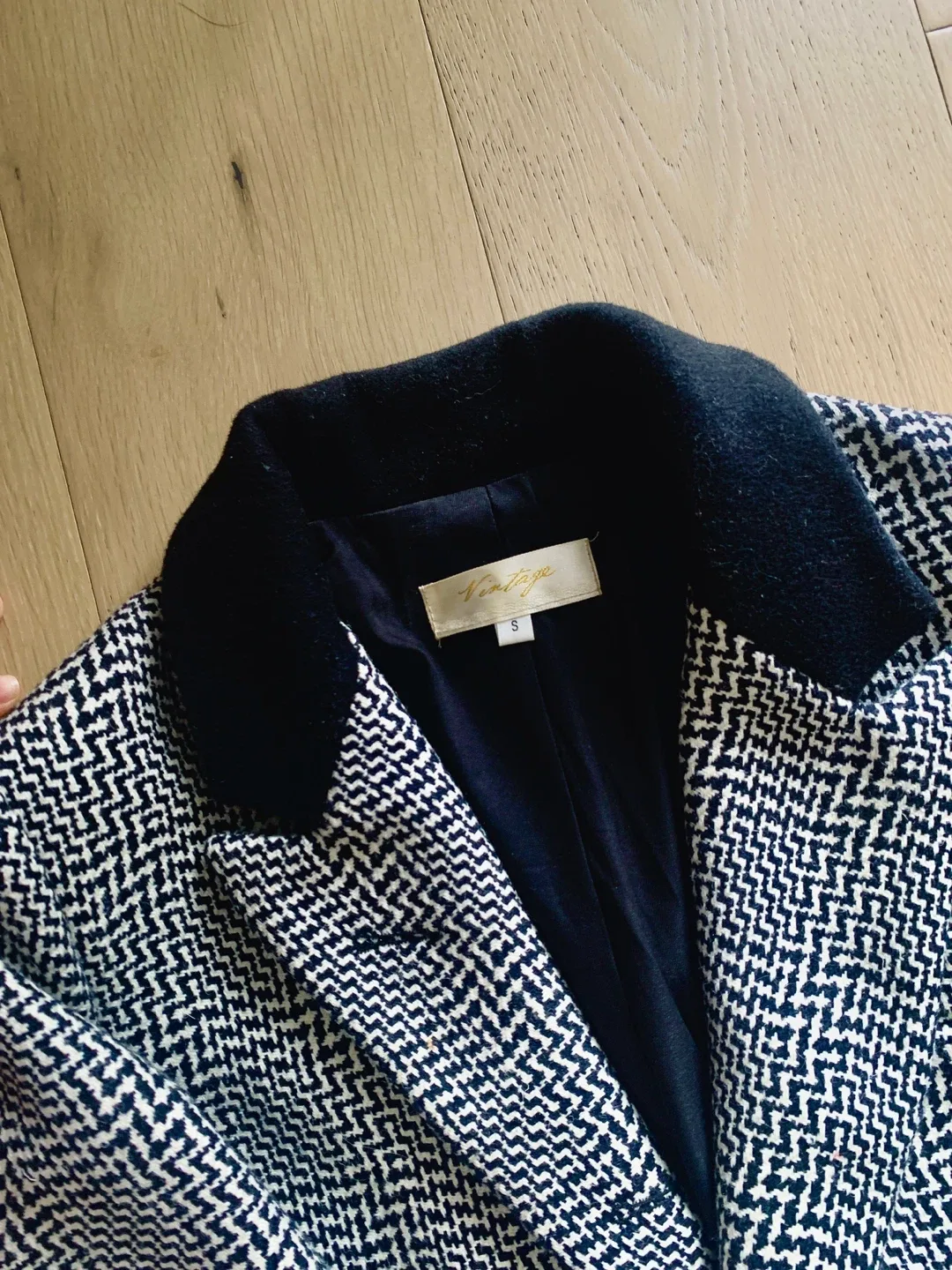 Classic Black & White Herringbone Coat - Size S image indicator(5)