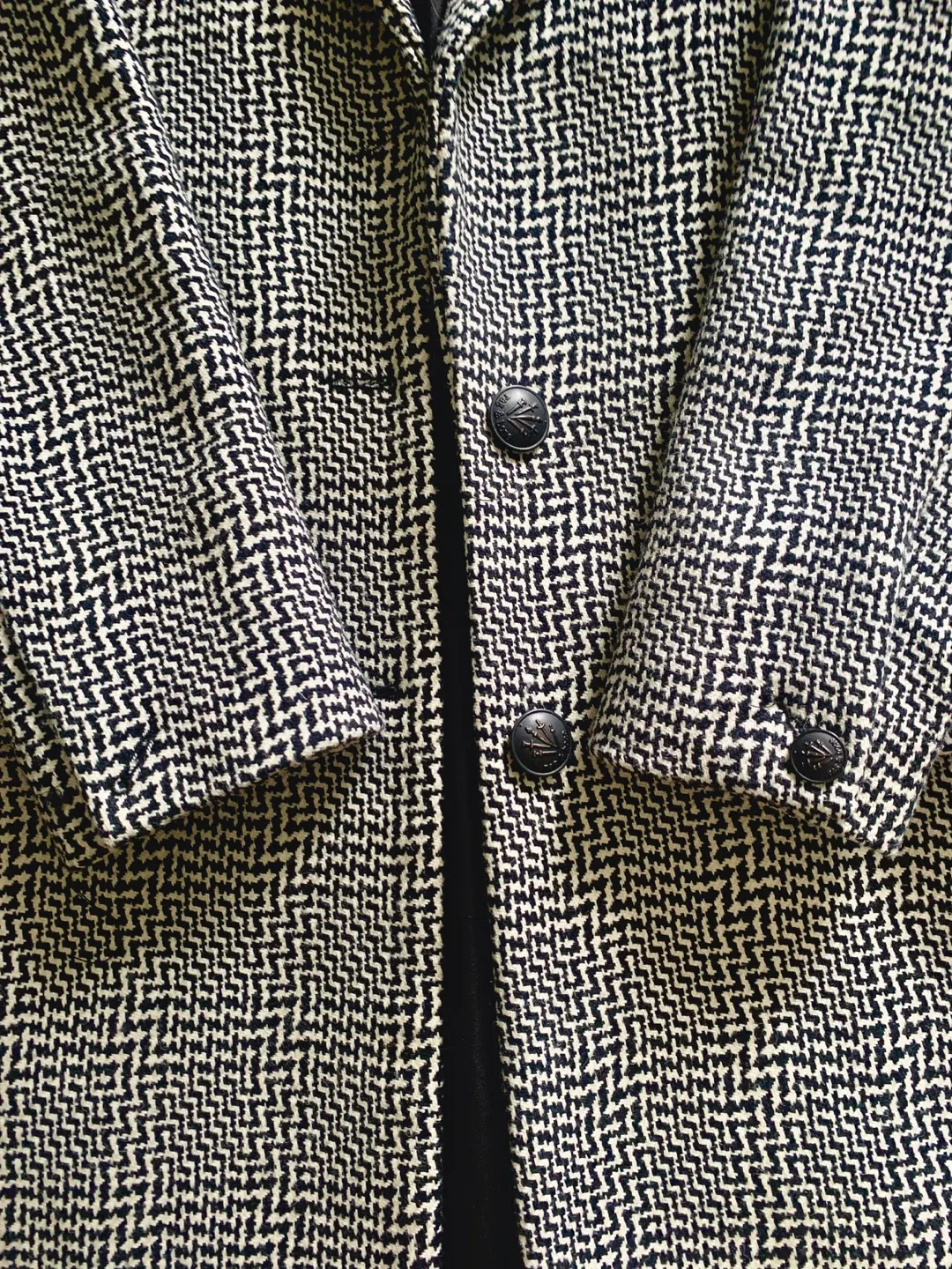Classic Black & White Herringbone Coat - Size S image indicator(3)