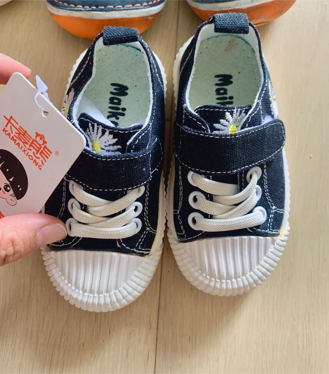 5 Baby Shoes - 3 New and 2 used image indicator(4)